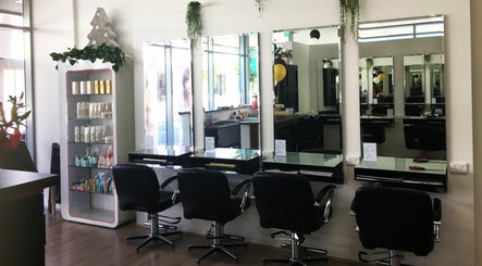 Bella J's Unisex Hair Studio