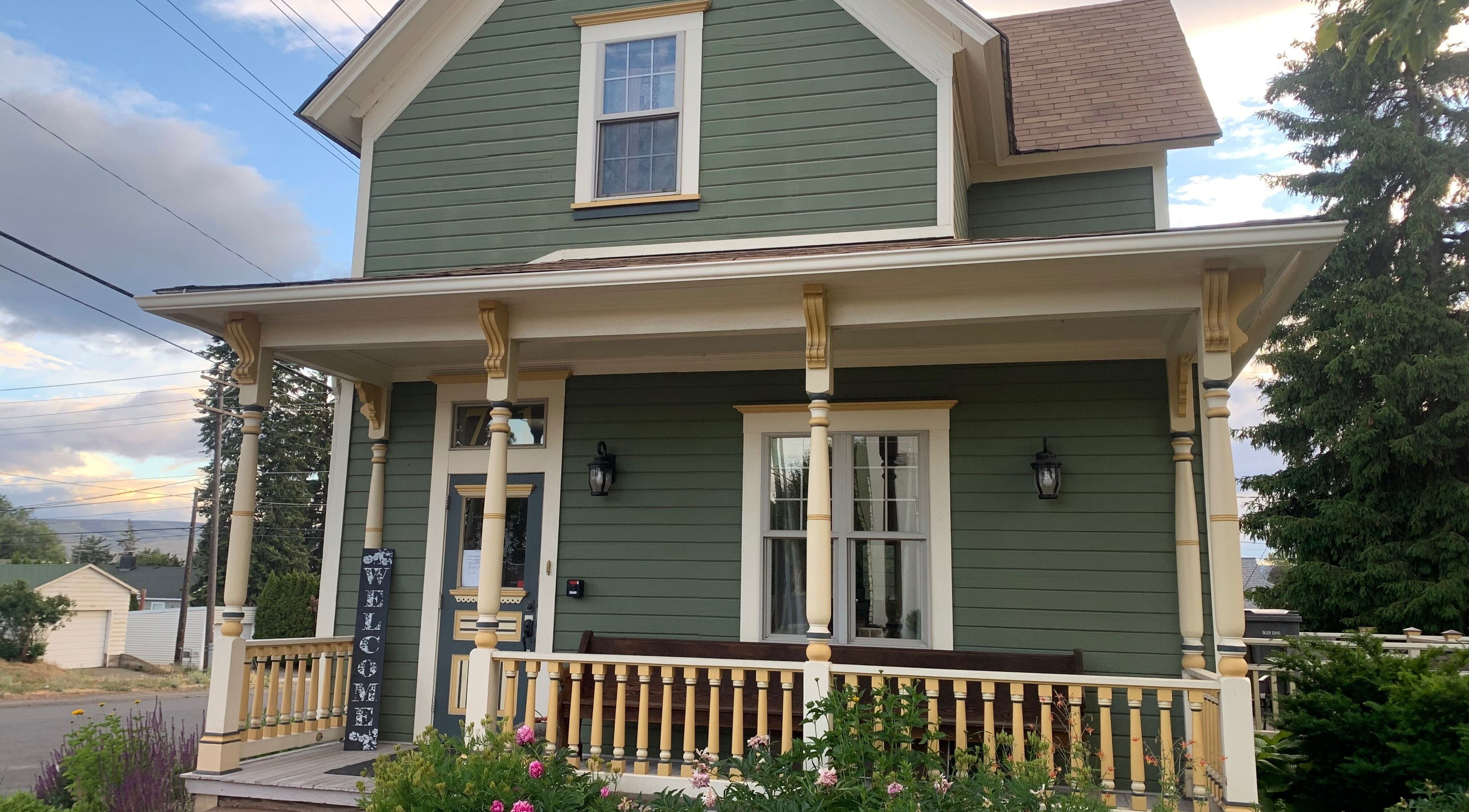 Cozy exterior of Mandy Jo’s Esthetics & Nails in Ellensburg, Washington, US, welcoming visitors with a classic porch.