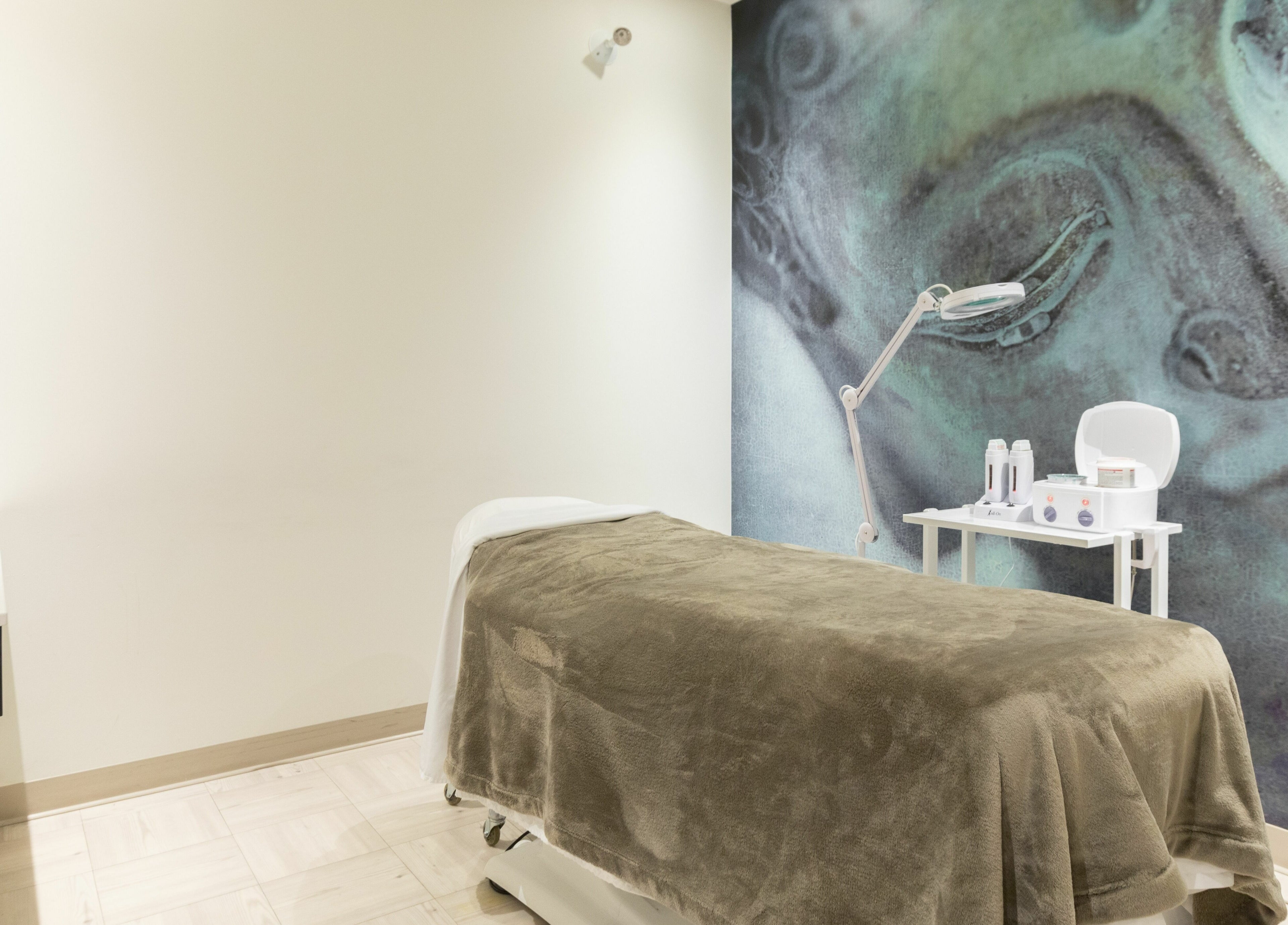 Salle de soins apaisante avec table chez CliniSpa Saint-Bruno à Saint-Bruno-de-Montarville, Québec, CA.
