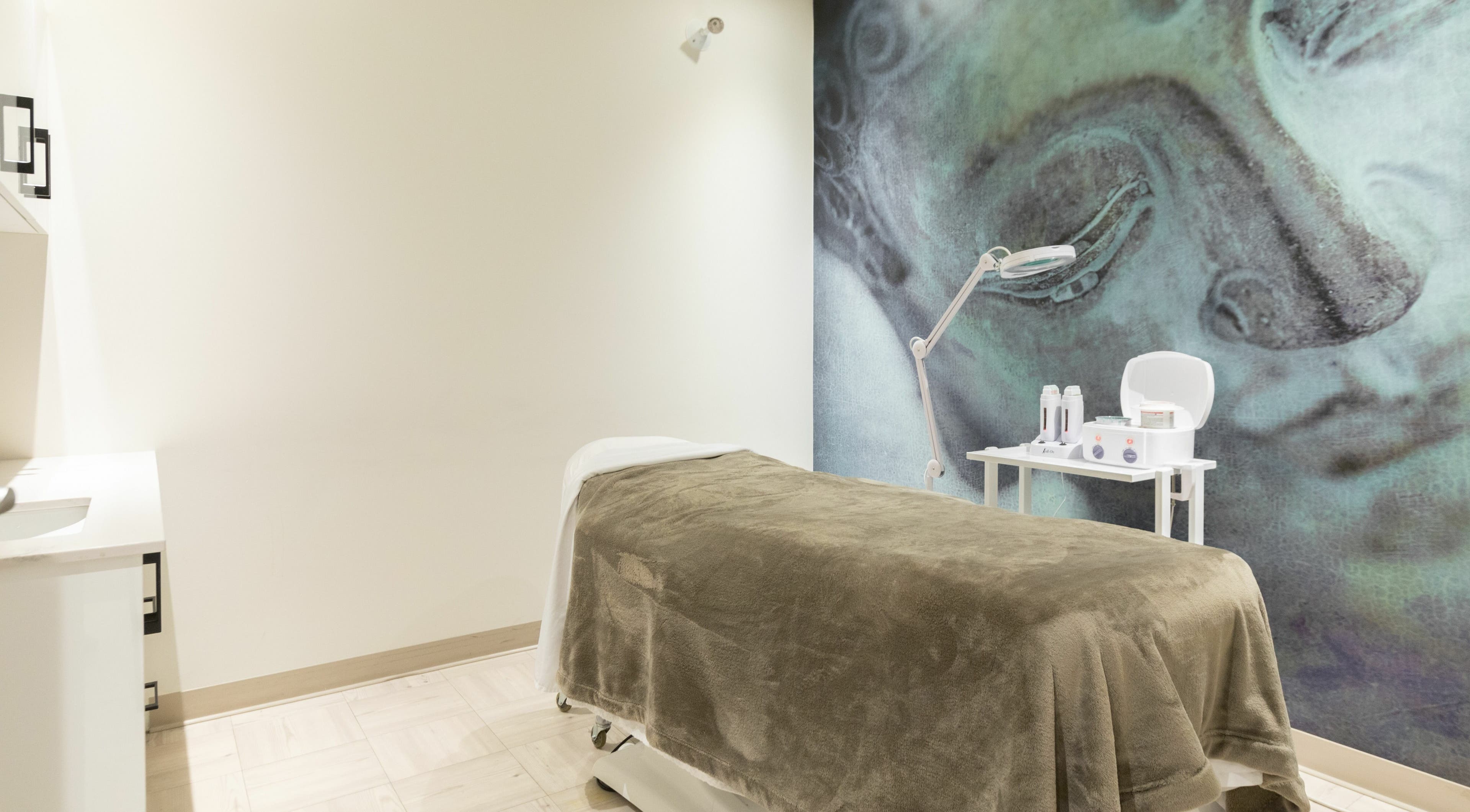 Salle de soins apaisante avec table chez CliniSpa Saint-Bruno à Saint-Bruno-de-Montarville, Québec, CA.