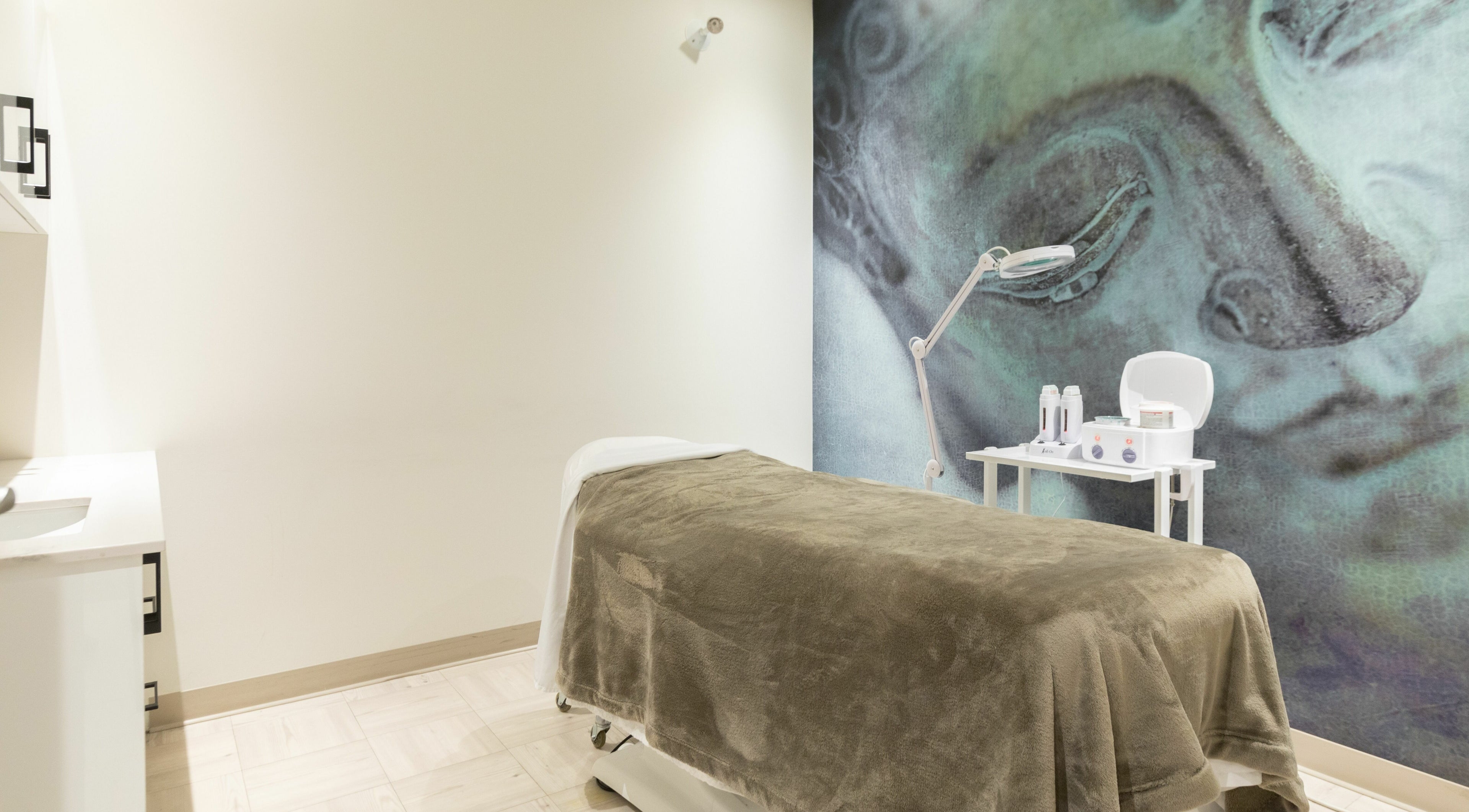 Salle de soins apaisante avec table chez CliniSpa Saint-Bruno à Saint-Bruno-de-Montarville, Québec, CA.