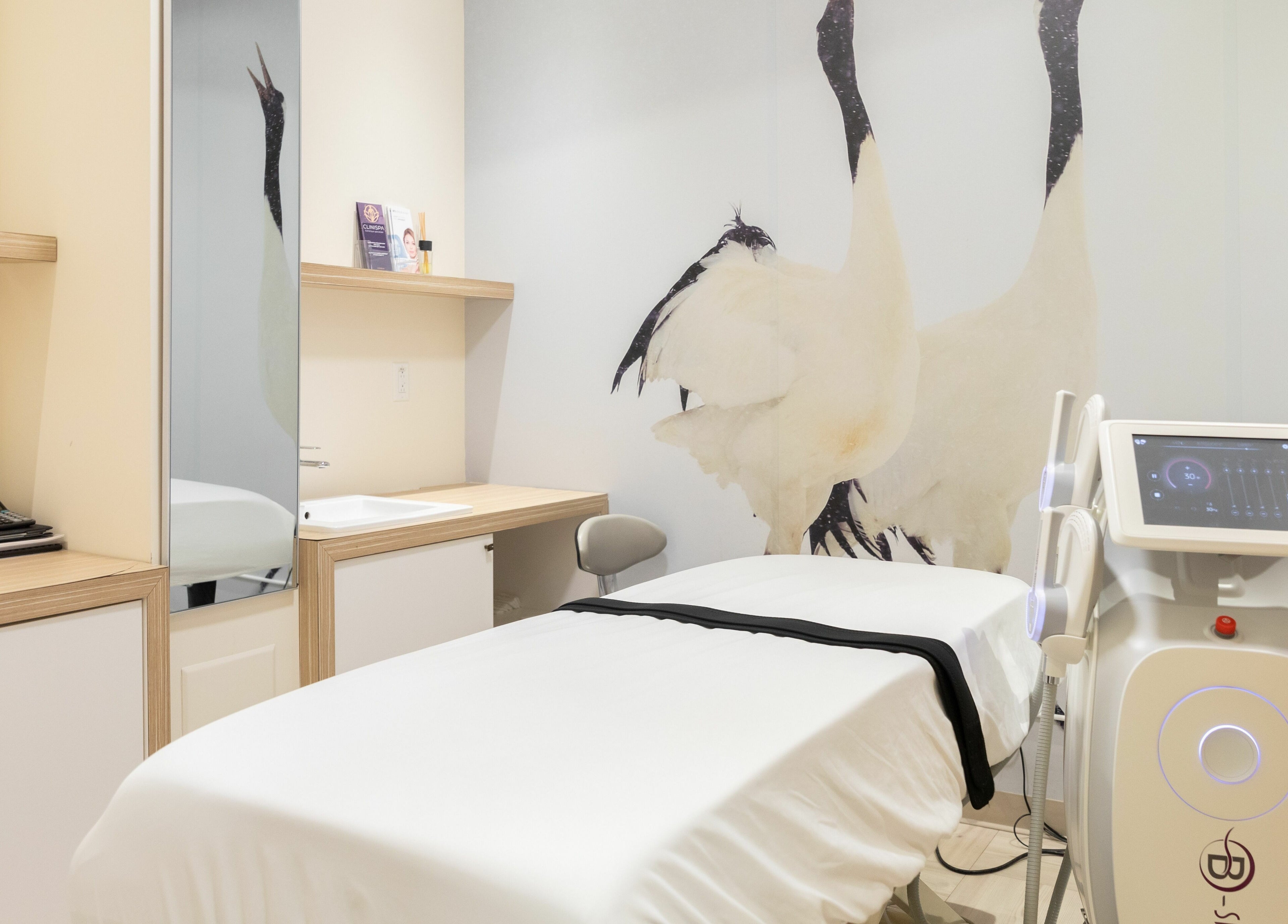 Salle de soins moderne à CliniSpa Saint-Bruno avec machines avancées à Saint-Bruno-de-Montarville, Québec, CA.