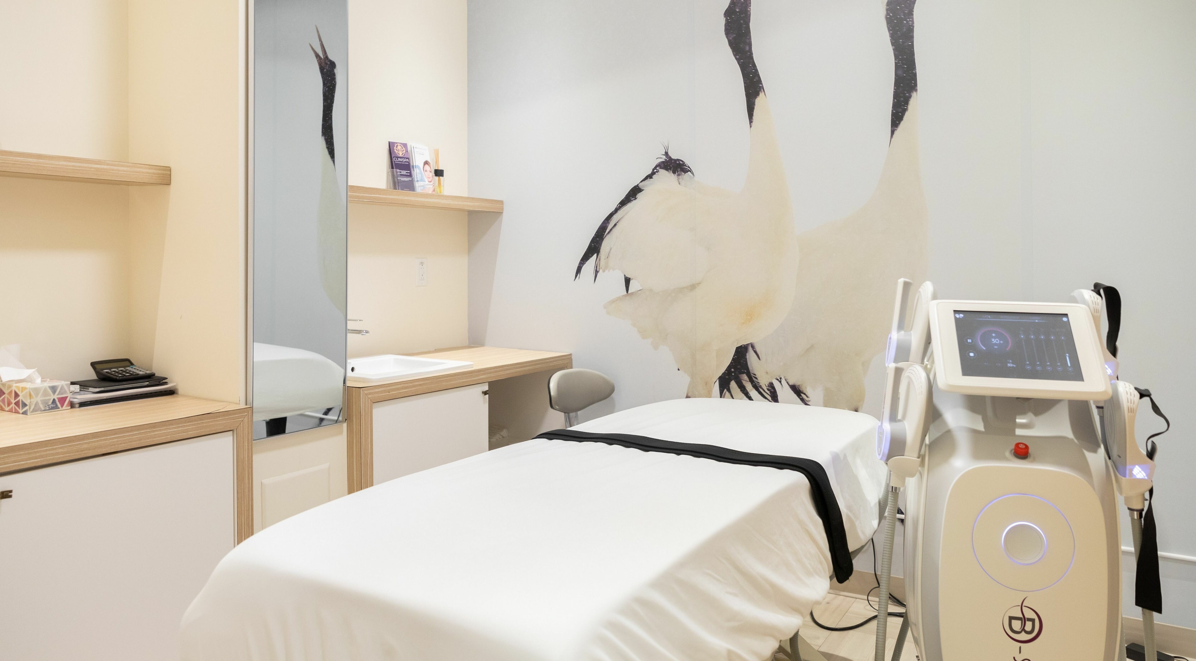 Salle de soins moderne à CliniSpa Saint-Bruno avec machines avancées à Saint-Bruno-de-Montarville, Québec, CA.