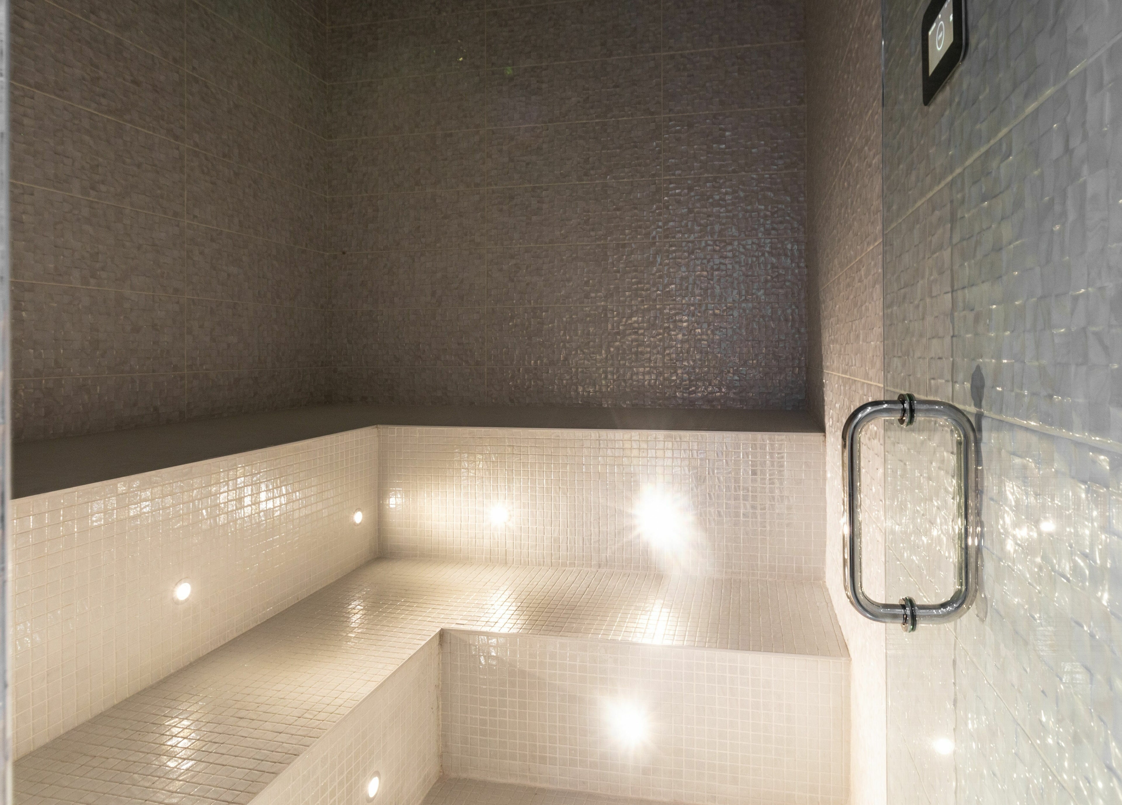 Salle de vapeur moderne chez CliniSpa Saint-Bruno, à Saint-Bruno-de-Montarville, Québec, CA.