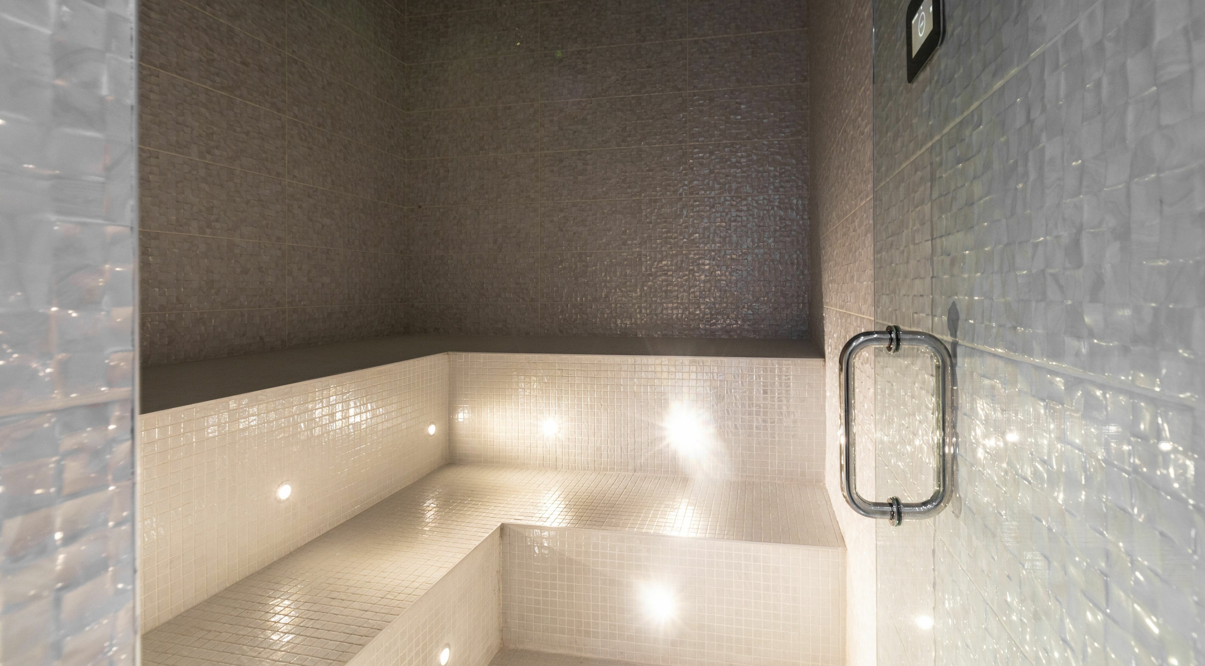 Salle de vapeur moderne chez CliniSpa Saint-Bruno, à Saint-Bruno-de-Montarville, Québec, CA.