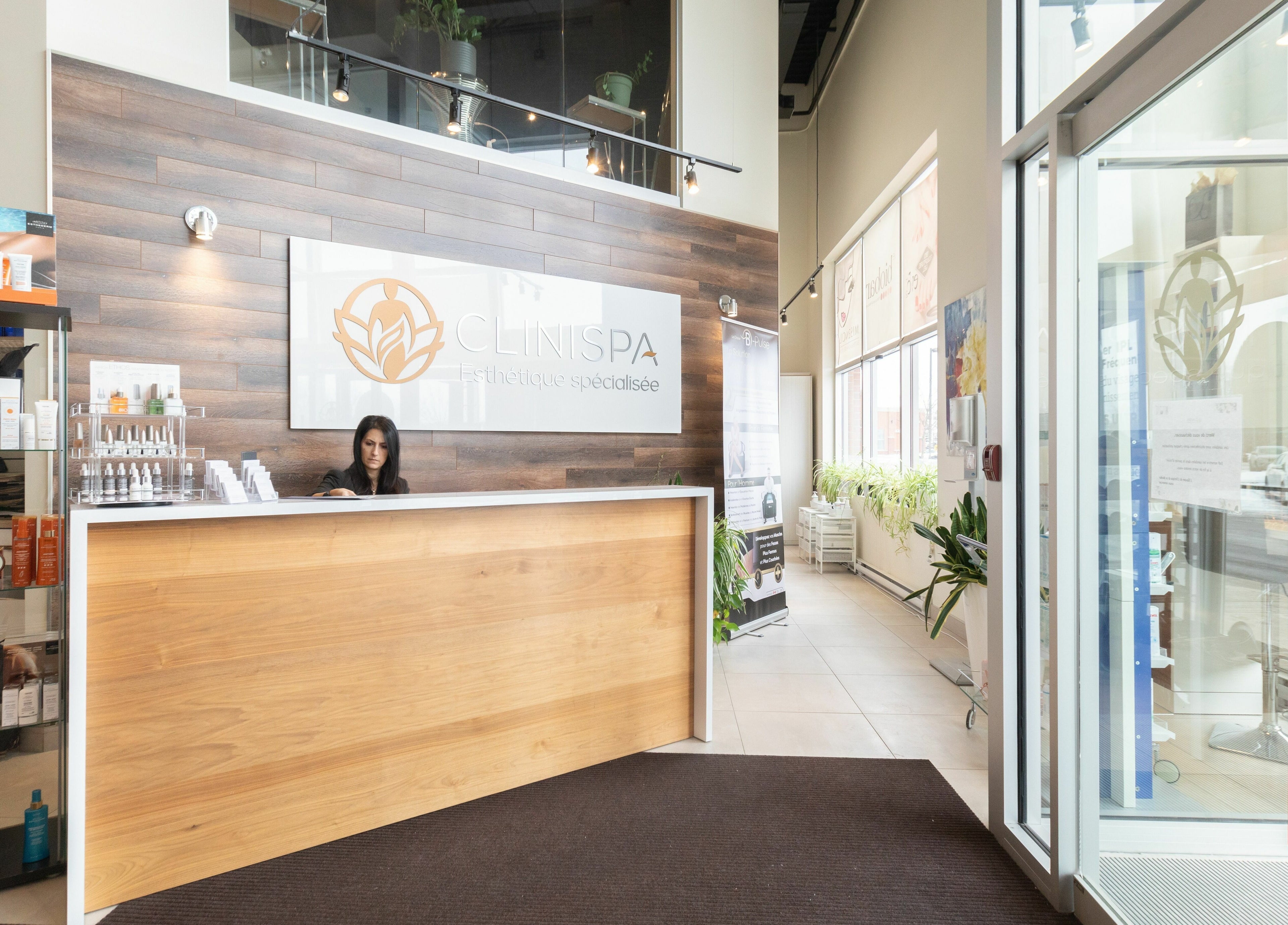 Réception moderne chez CliniSpa Saint-Bruno, Saint-Bruno-de-Montarville, Québec, CA.