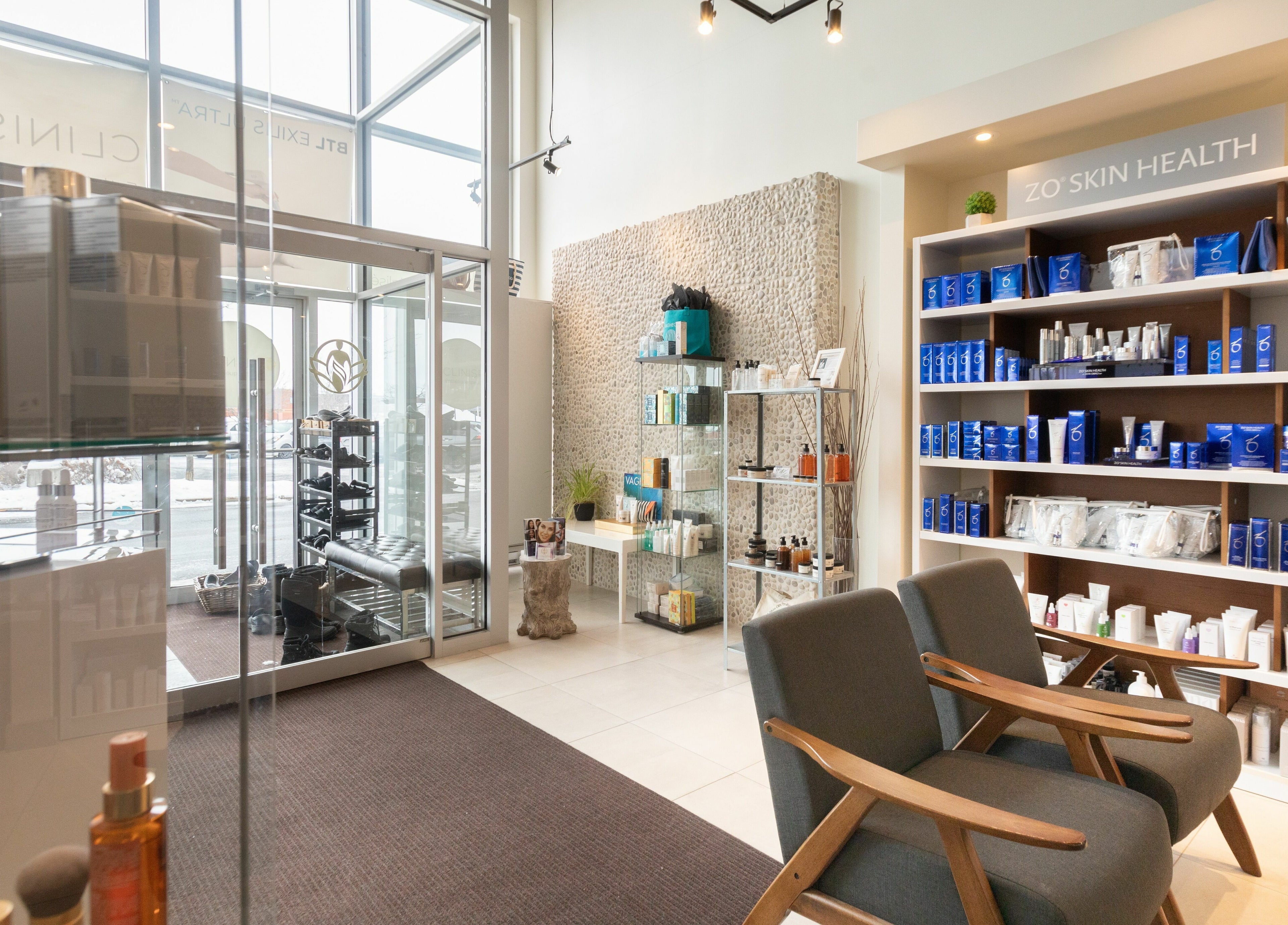 Intérieur de CliniSpa Saint-Bruno avec produits de soin à Saint-Bruno-de-Montarville, Québec, CA.