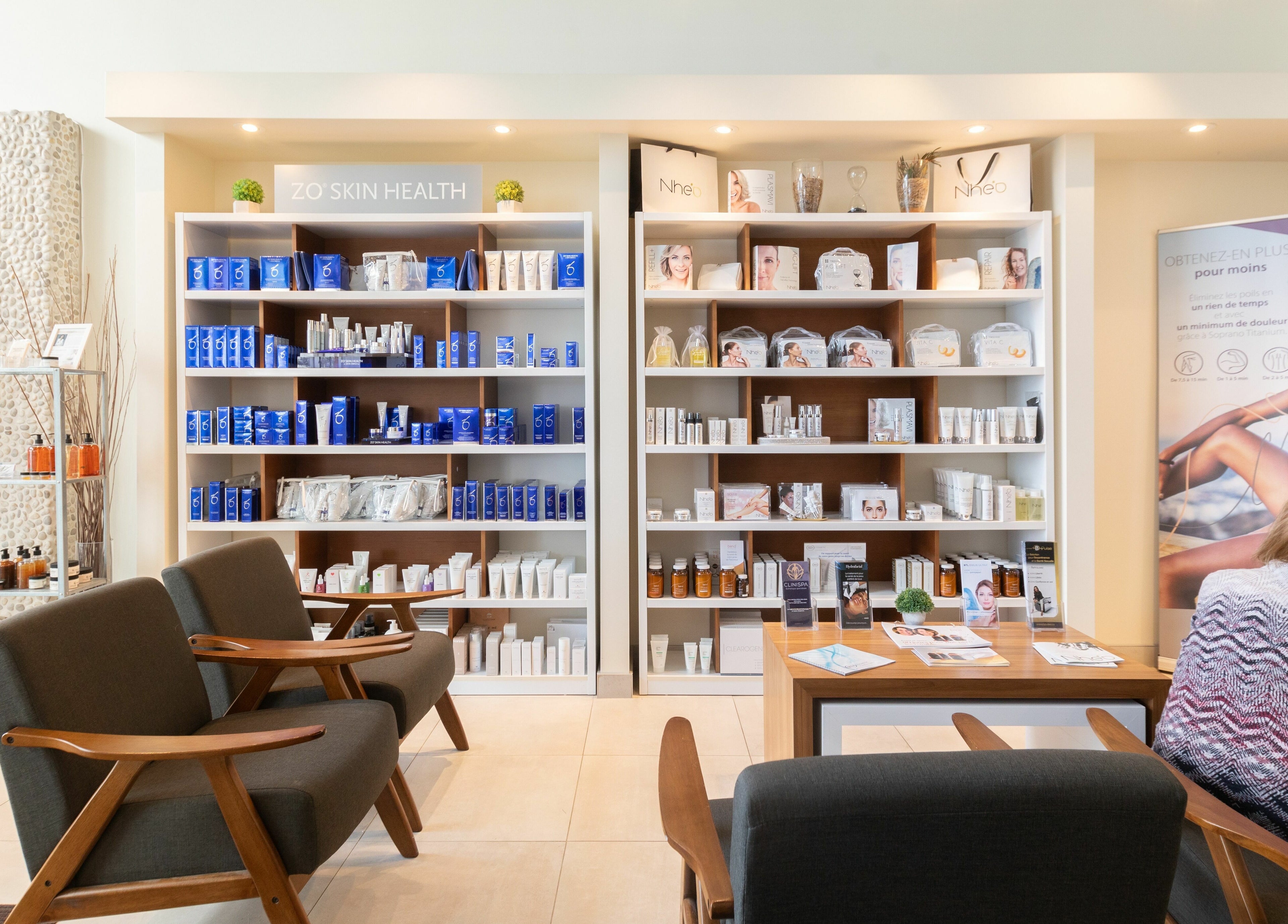 Intérieur chic de CliniSpa Saint-Bruno à Saint-Bruno-de-Montarville, Québec, CA, avec produits de soin en vitrine.
