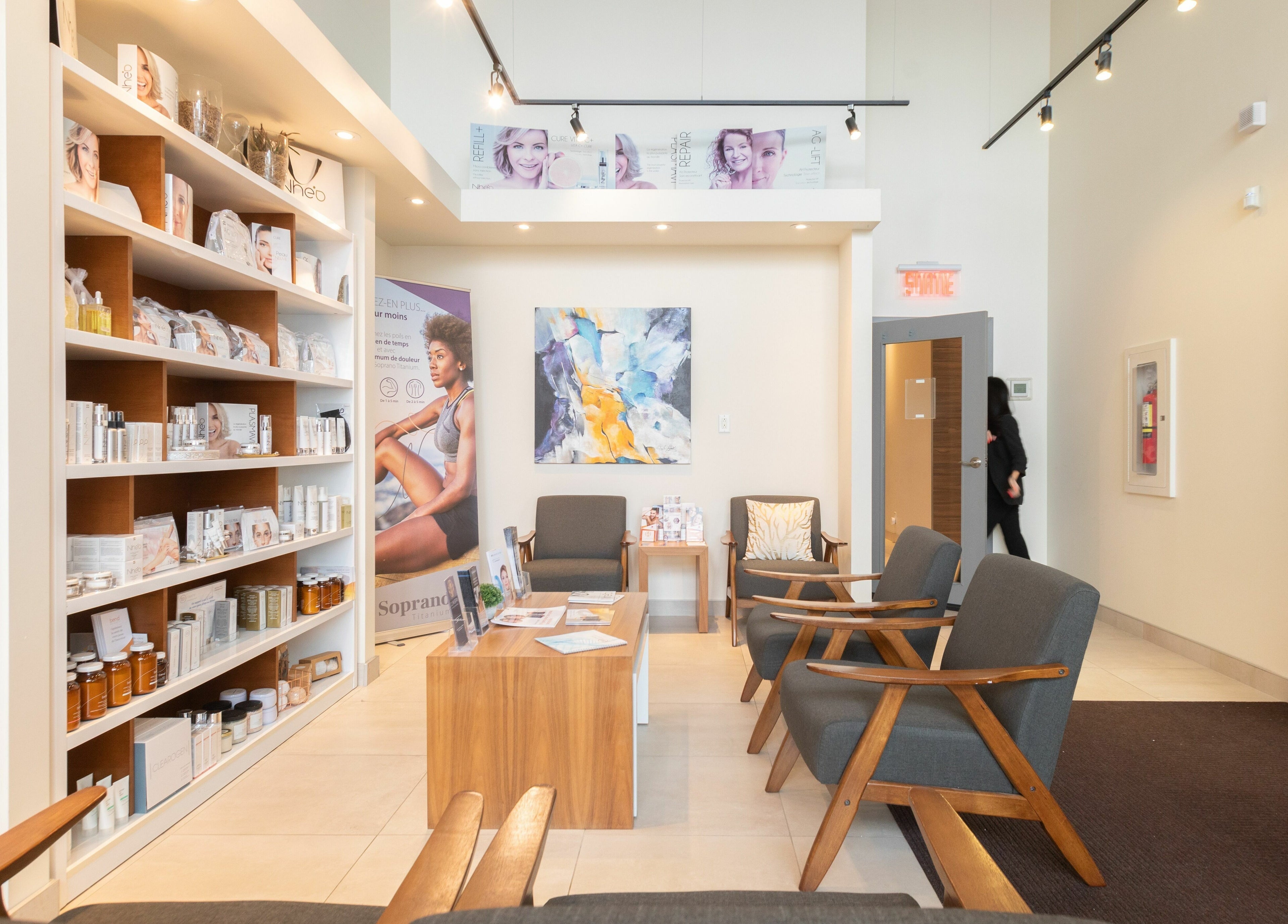 Intérieur moderne et chic de CliniSpa Saint-Bruno à Saint-Bruno-de-Montarville, Québec, CA avec fauteuils élégants.