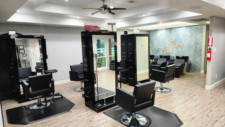 L'Shear Hair Salon imagem 1