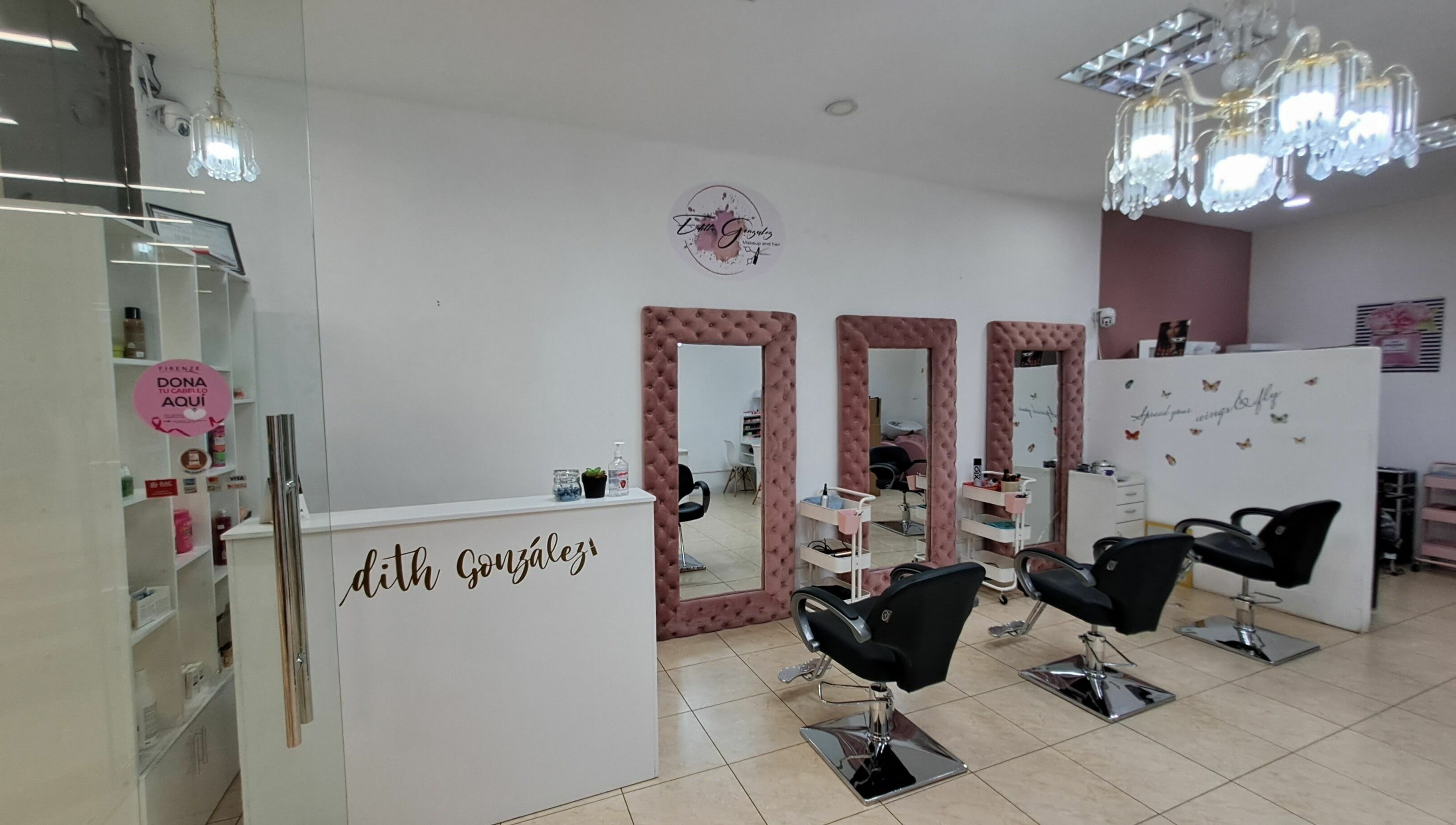 Elegante interior de Edith Gonzalez MakeUp & Hair - Frutal en Villa Nueva, Guatemala, GT con espejos y sillas de salón.