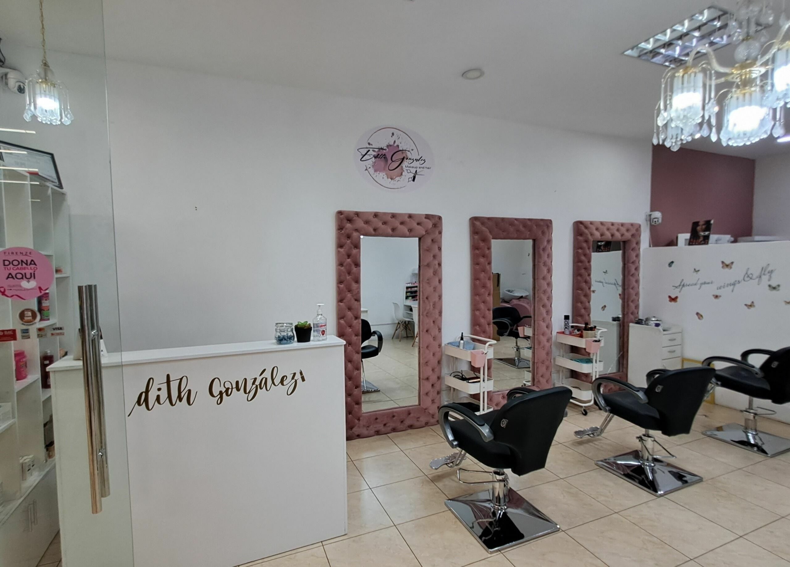 Elegante interior de Edith Gonzalez MakeUp & Hair - Frutal en Villa Nueva, Guatemala, GT con espejos y sillas de salón.