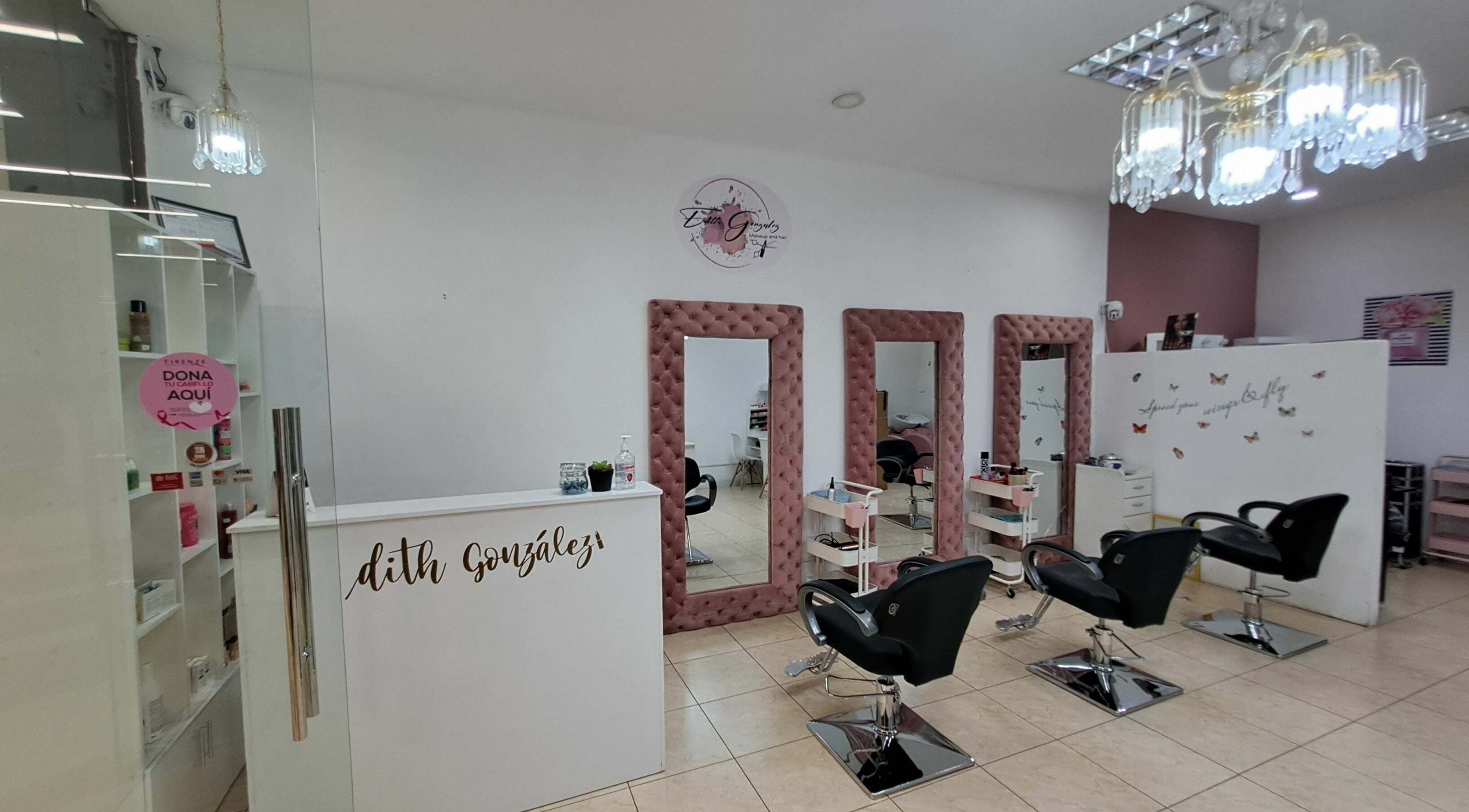 Elegante interior de Edith Gonzalez MakeUp & Hair - Frutal en Villa Nueva, Guatemala, GT con espejos y sillas de salón.