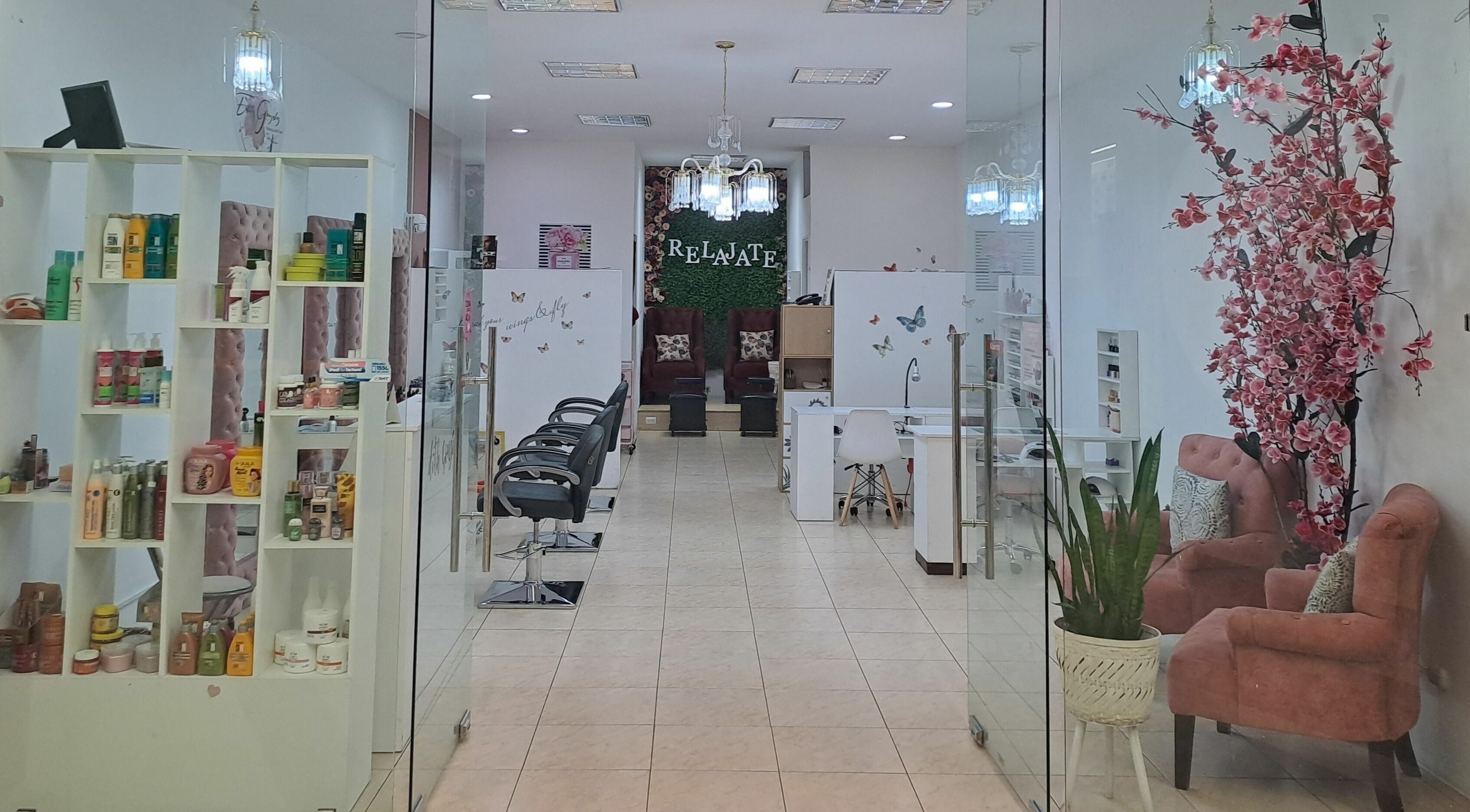 Sala interior de Edith Gonzalez MakeUp & Hair - Frutal en Villa Nueva, Guatemala, elegante y acogedora.