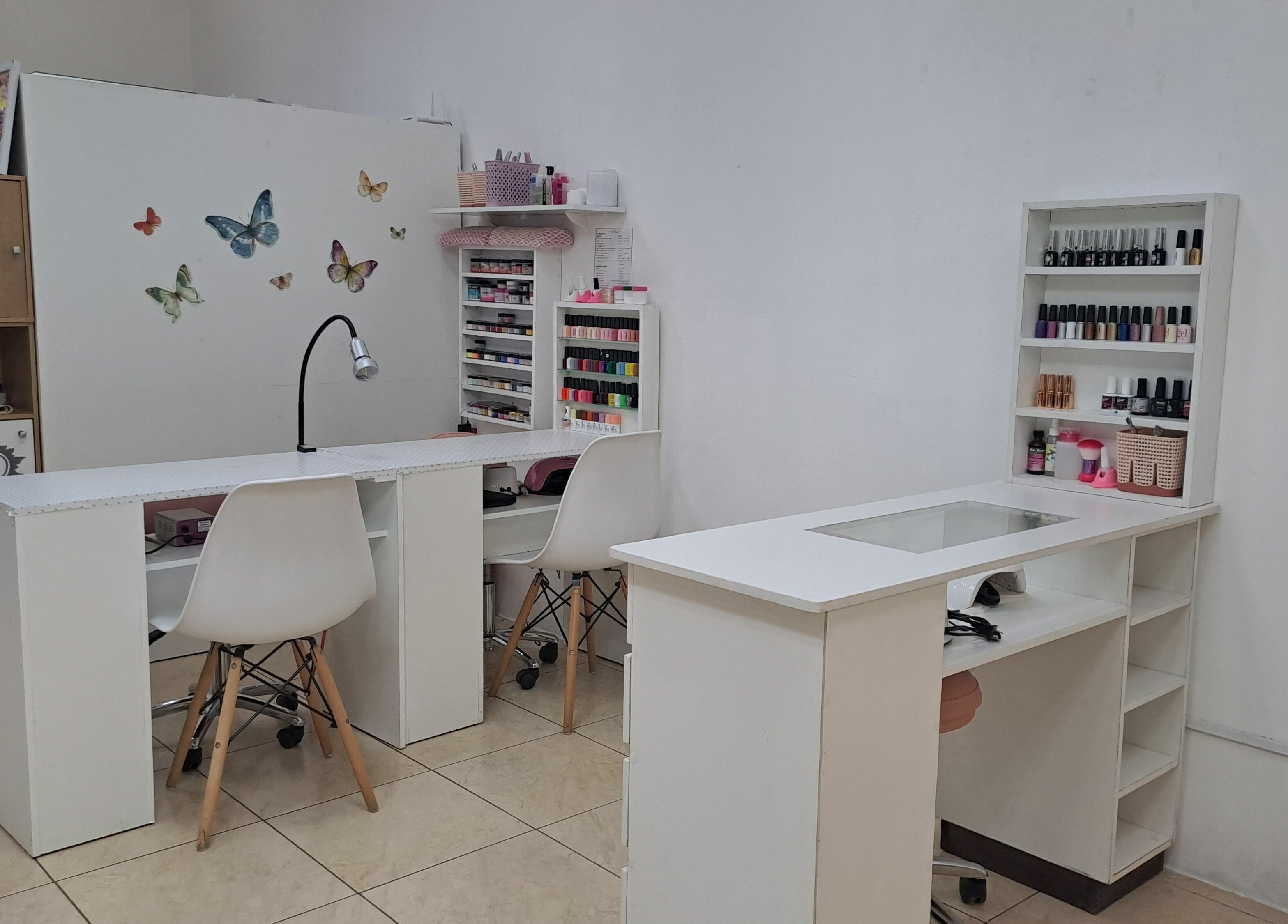 Estación de uñas moderna en Edith Gonzalez MakeUp & Hair - Frutal, Villa Nueva, Guatemala, GT.