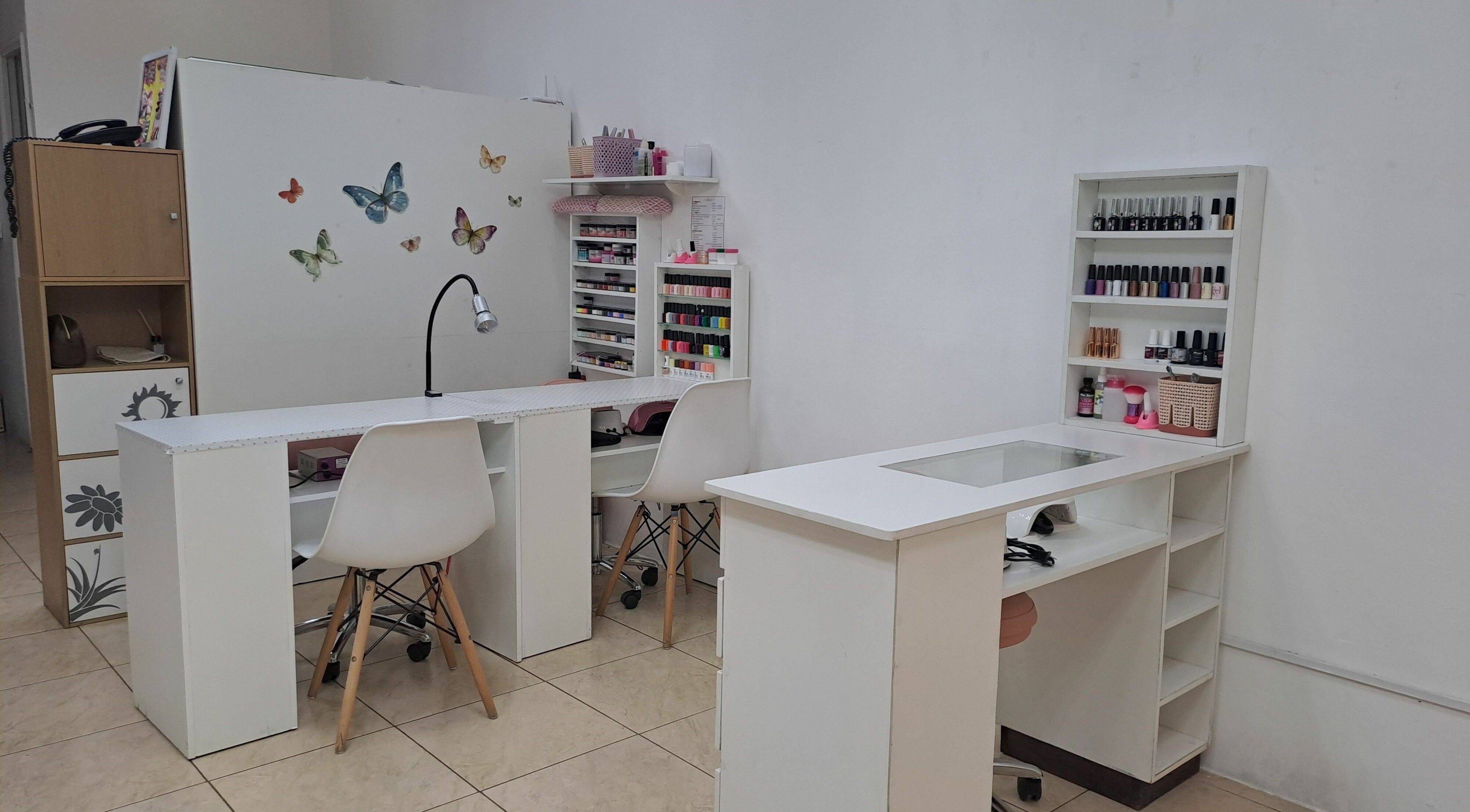 Estación de uñas moderna en Edith Gonzalez MakeUp & Hair - Frutal, Villa Nueva, Guatemala, GT.