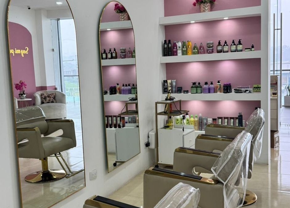 Interior moderno de Edith Gonzalez MakeUp & Hair - Vidu, Guatemala con espejo y sillas de salón.