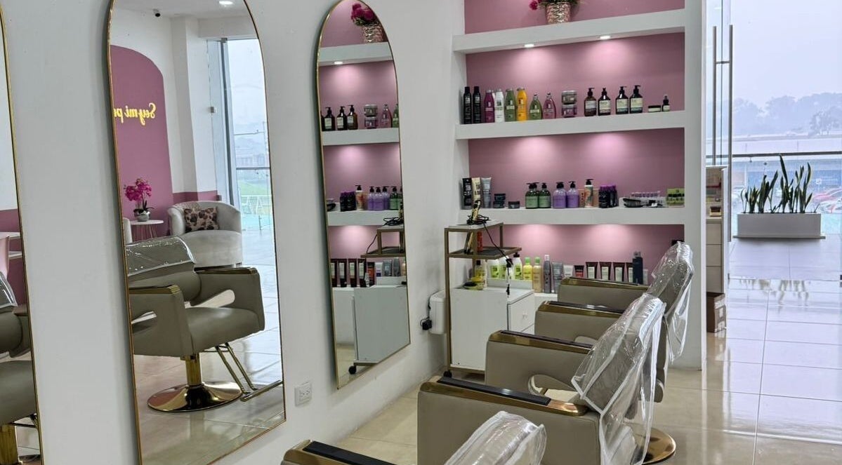 Interior moderno de Edith Gonzalez MakeUp & Hair - Vidu, Guatemala con espejo y sillas de salón.