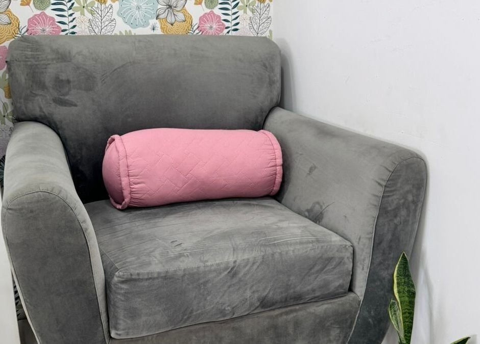 Sofá gris con cojín rosa en Edith Gonzalez MakeUp & Hair - Vidu, Guatemala, Guatemala, GT.