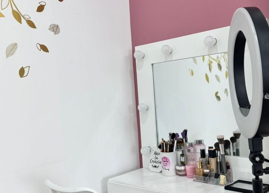 Estación de maquillaje con espejo iluminado en Edith Gonzalez MakeUp & Hair - Vidu, Guatemala, Guatemala, GT.