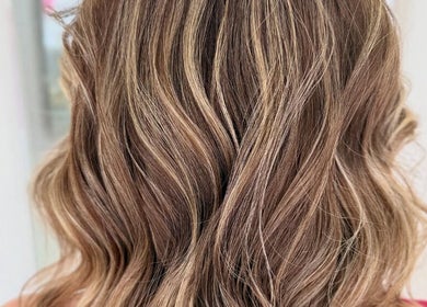 Ondulado loiro na Clínica de Beleza LETÍCIA GUEDES em Caldas Da Rainha, Leiria, PT, destacando tons naturais.