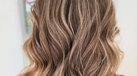 Ondulado loiro na Clínica de Beleza LETÍCIA GUEDES em Caldas Da Rainha, Leiria, PT, destacando tons naturais.