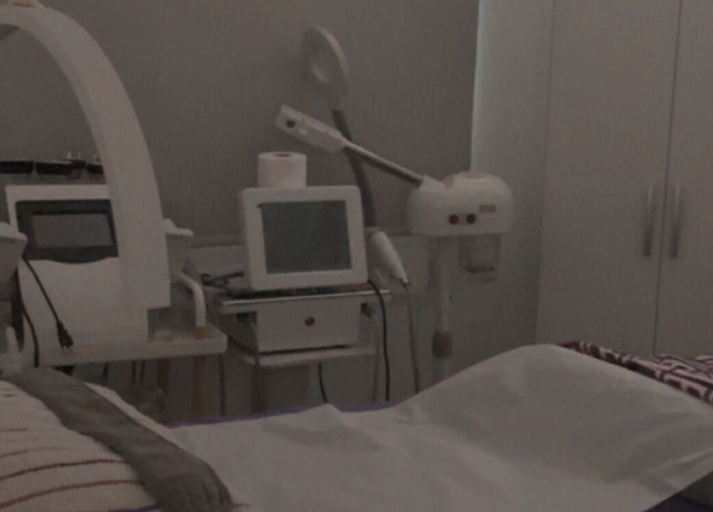 Sala de tratamiento en Cherry Room Spa, Toa Baja sábana seca, Toa Baja, PR, con equipo de belleza moderno.