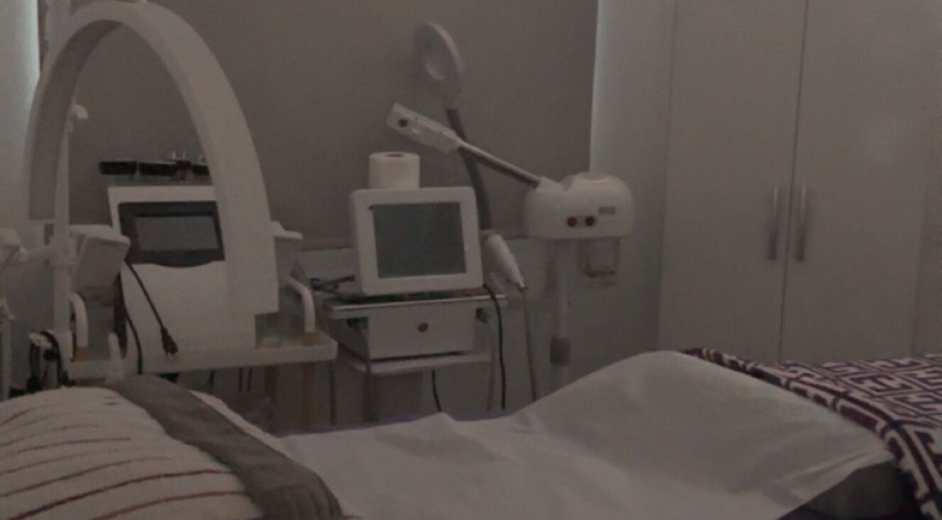 Sala de tratamiento en Cherry Room Spa, Toa Baja sábana seca, Toa Baja, PR, con equipo de belleza moderno.