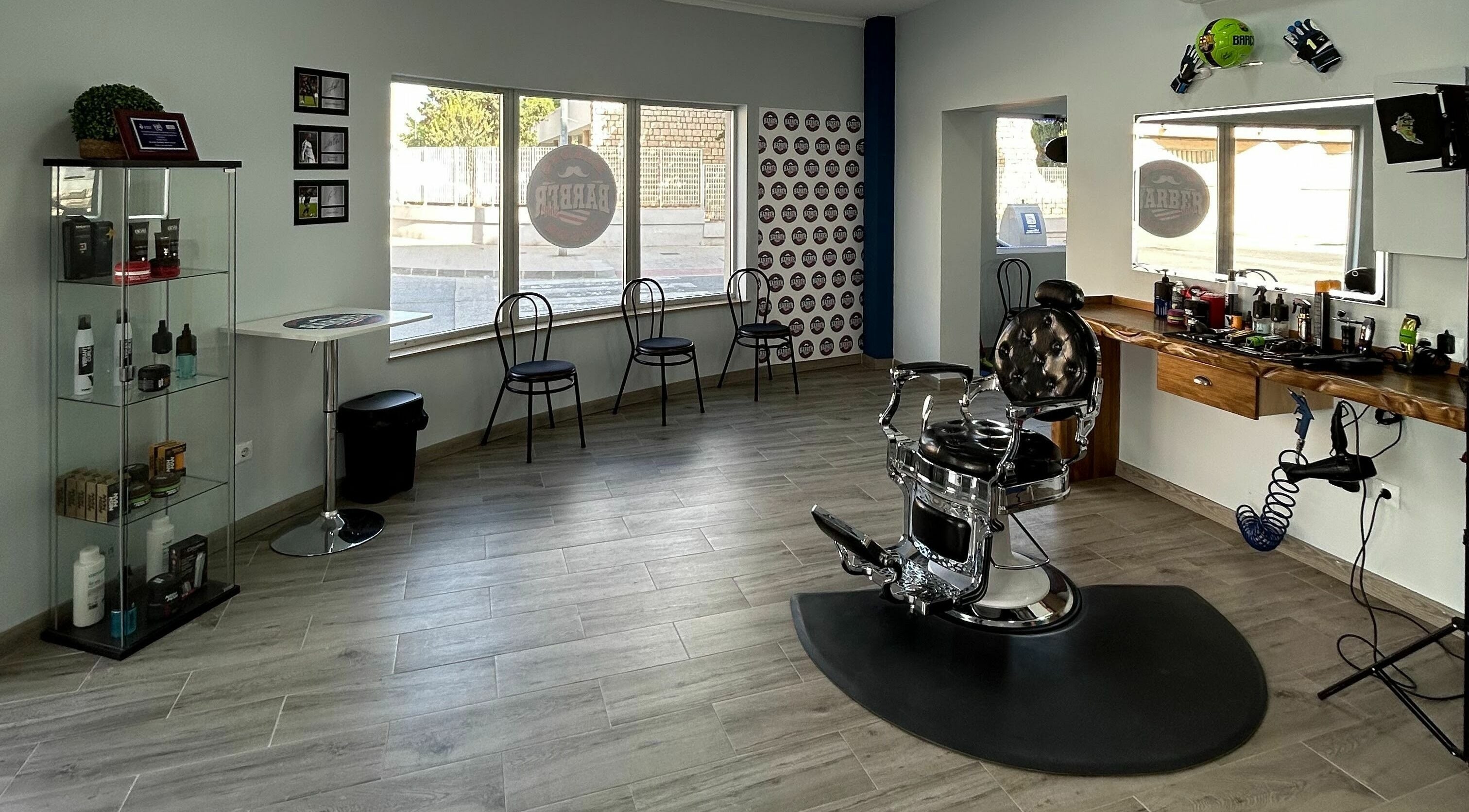 Interior de Blades Color Amposta en Amposta, Catalunya, ES con sillas y productos de cuidado personal.