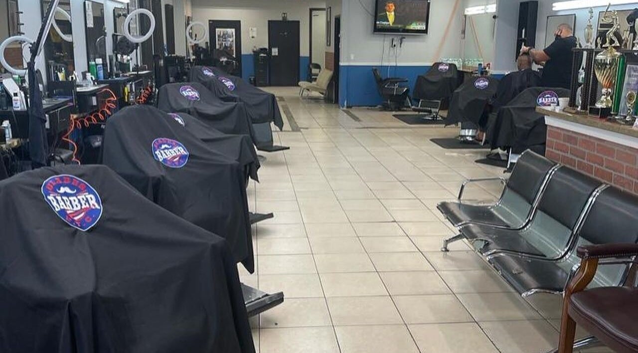 Interior de Blades Color - Tortosa, mostrando sillas de barbero y decoración moderna. Tortosa, Catalunya, ES.