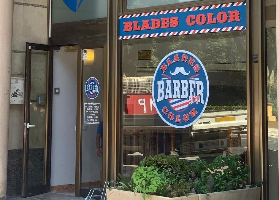 Entrada de Blades Color - Tortosa, una barbería en Tortosa, Catalunya, ES, destacando por su diseño moderno.