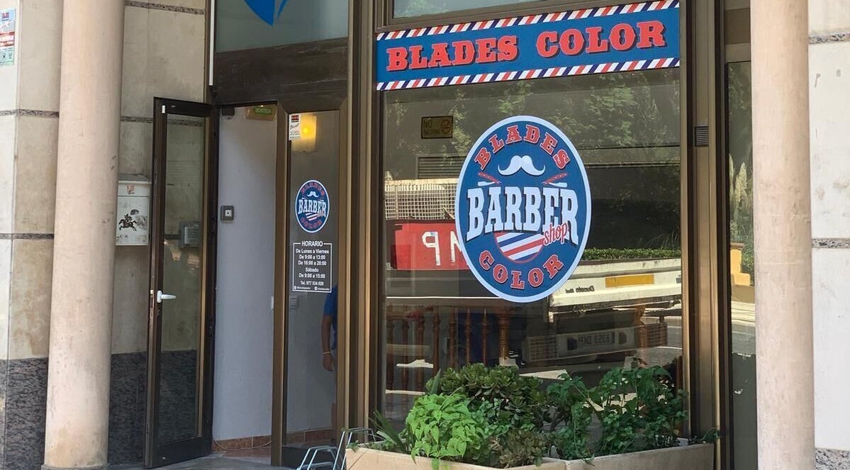 Entrada de Blades Color - Tortosa, una barbería en Tortosa, Catalunya, ES, destacando por su diseño moderno.