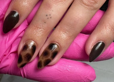 Elegant nail art with tortoiseshell design at Polished Nails, Portsmouth, England, GB.