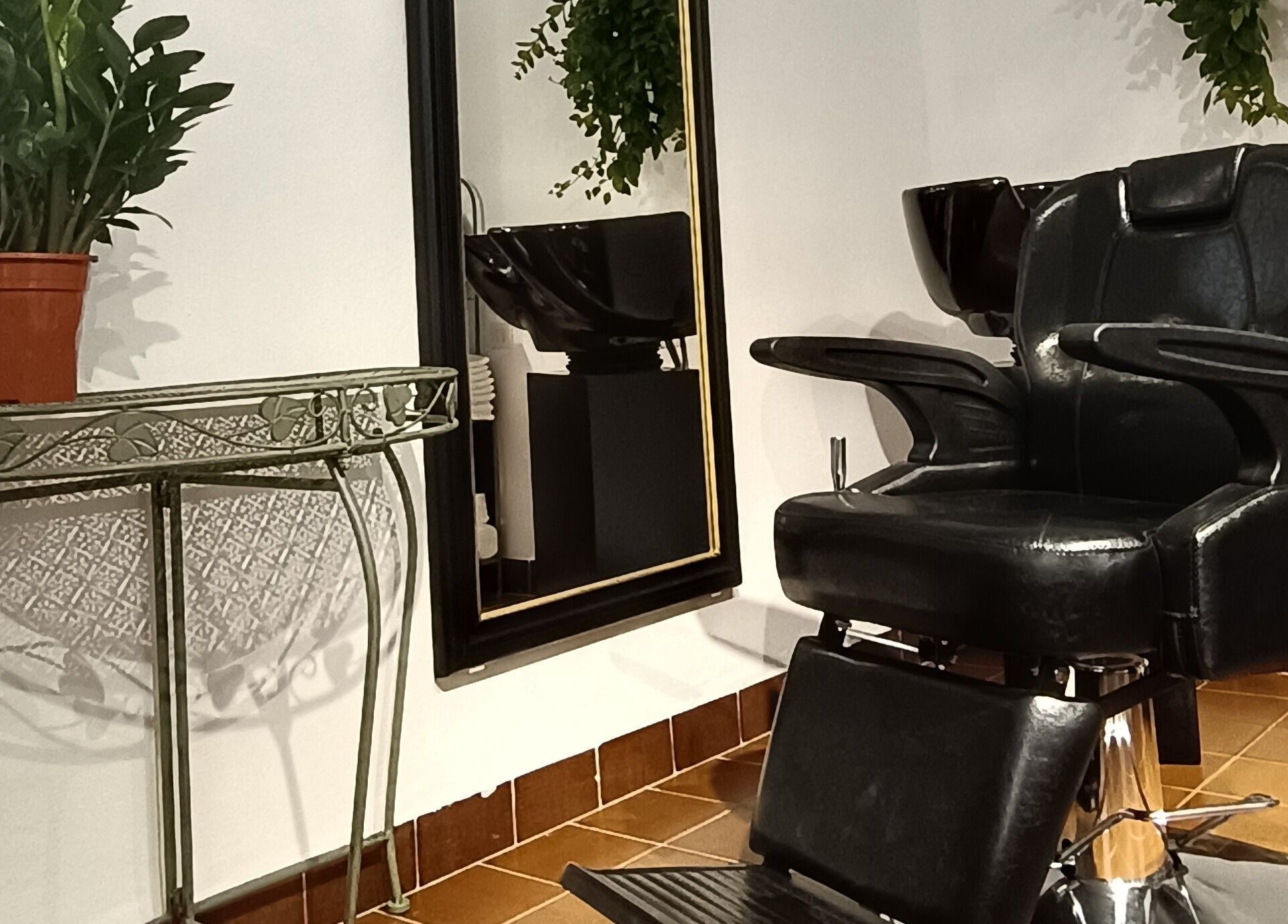 Modern barber chair at Barberia Santanyi Man Escape in Santanyí, Illes Balears, ES. Features sleek design and comfort.