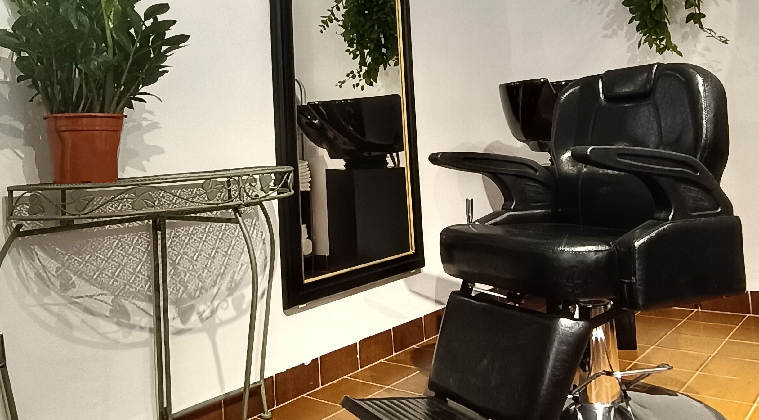 Modern barber chair at Barberia Santanyi Man Escape in Santanyí, Illes Balears, ES. Features sleek design and comfort.