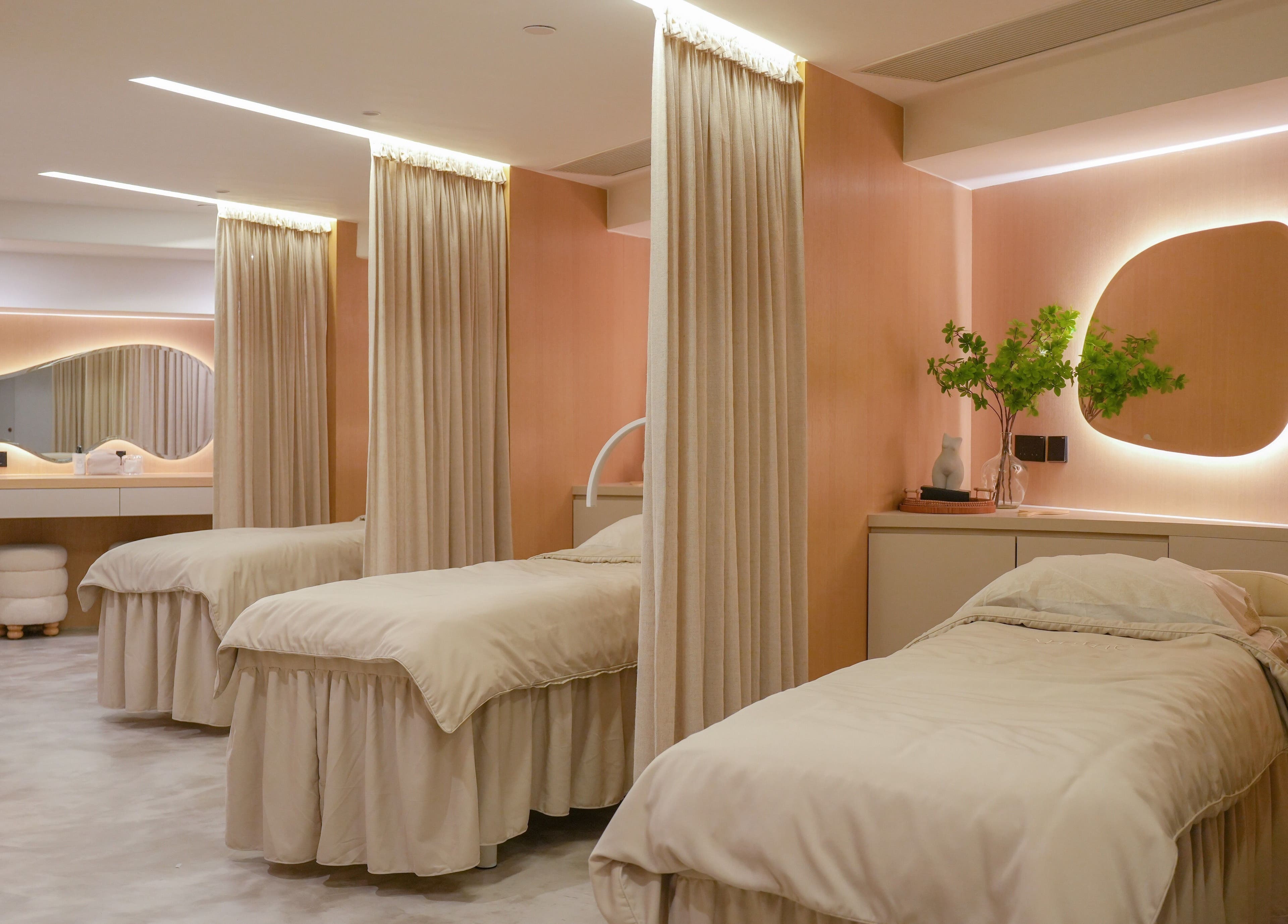 Relaxing therapy room at Amme, Central, Hong Kong Island, HK, with cozy beds and soft lighting.