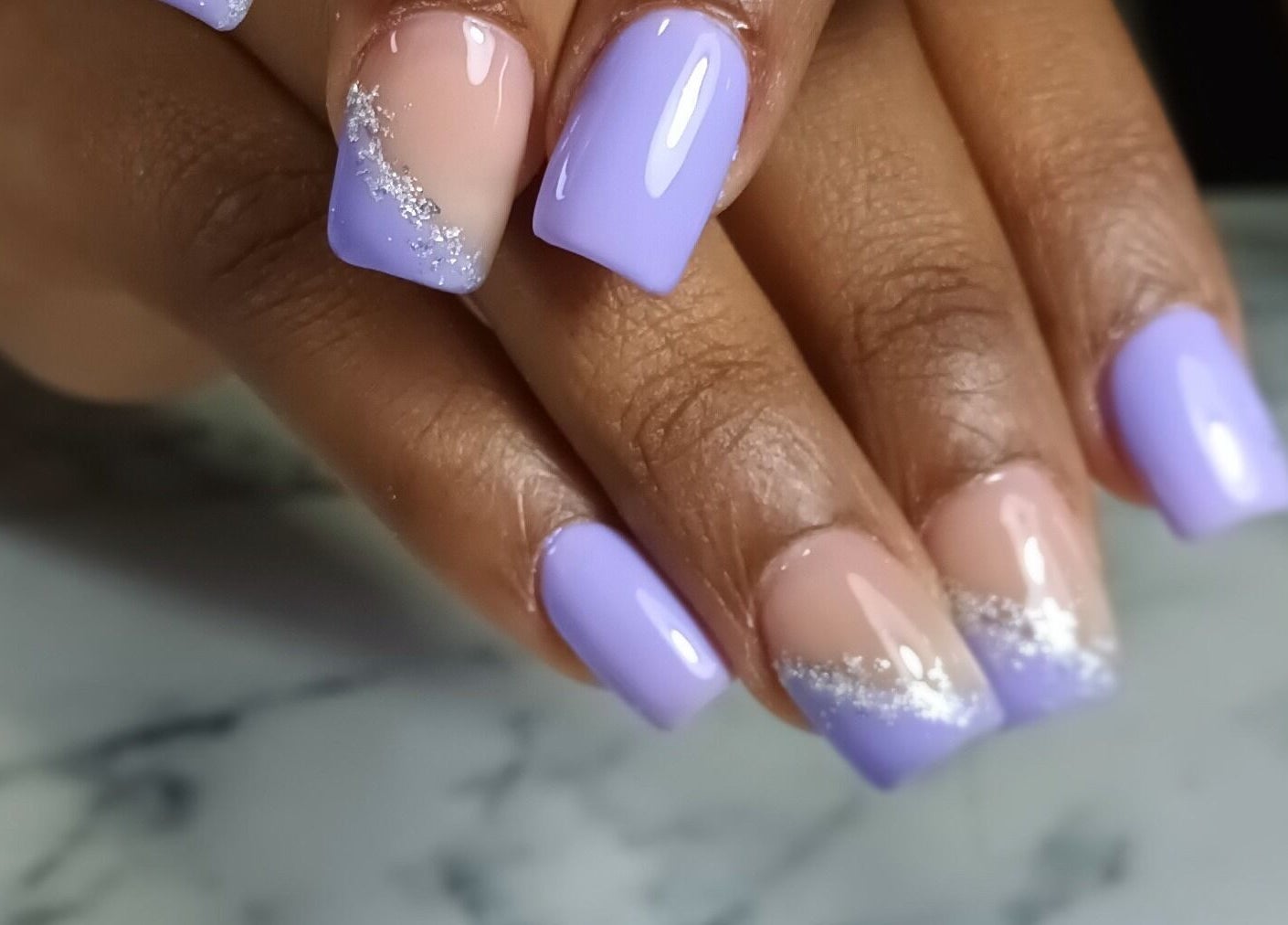 Diseño de uñas violeta con detalles plateados en Jaz Nails Studio, Santo Domingo, Distrito Nacional, DO.