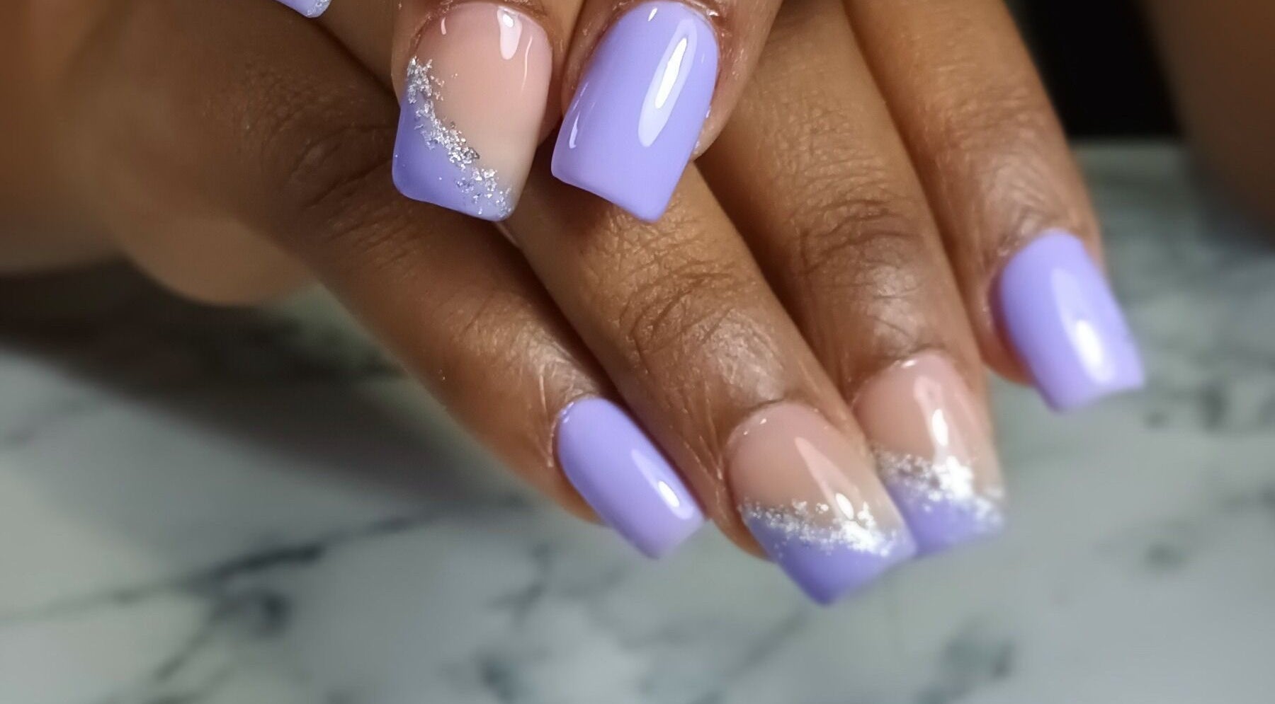 Diseño de uñas violeta con detalles plateados en Jaz Nails Studio, Santo Domingo, Distrito Nacional, DO.