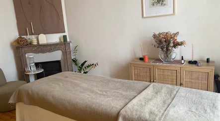 Salle de massage apaisante chez Vague des Sens - Laura Osorio, Clermont-Ferrand, Auvergne-Rhône-Alpes.