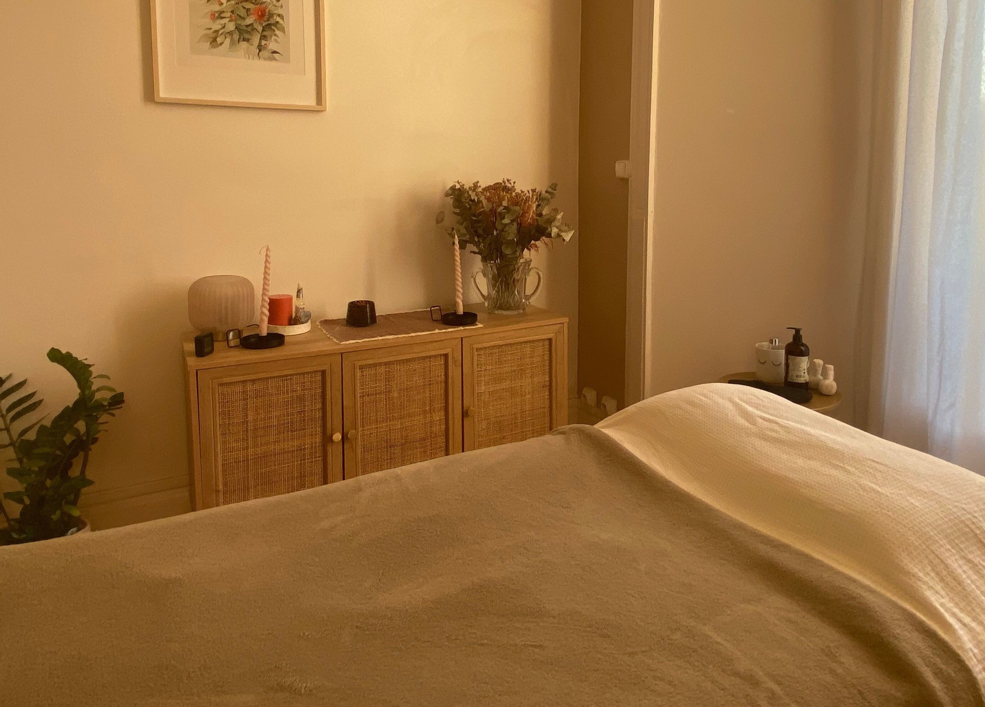 Salle de détente à Vague des Sens - Laura Osorio, Clermont-Ferrand, lumineuse et apaisante.