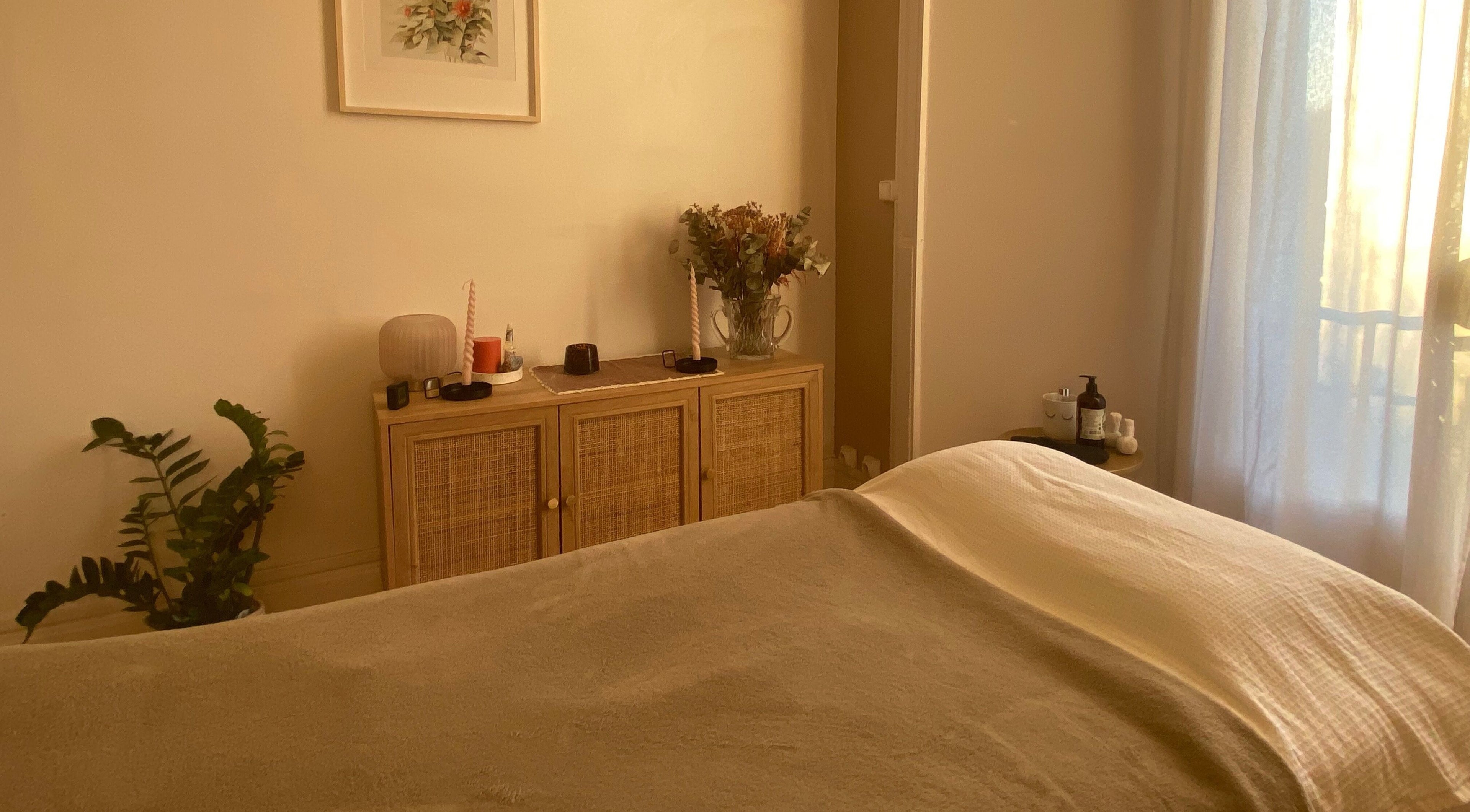 Salle de détente à Vague des Sens - Laura Osorio, Clermont-Ferrand, lumineuse et apaisante.