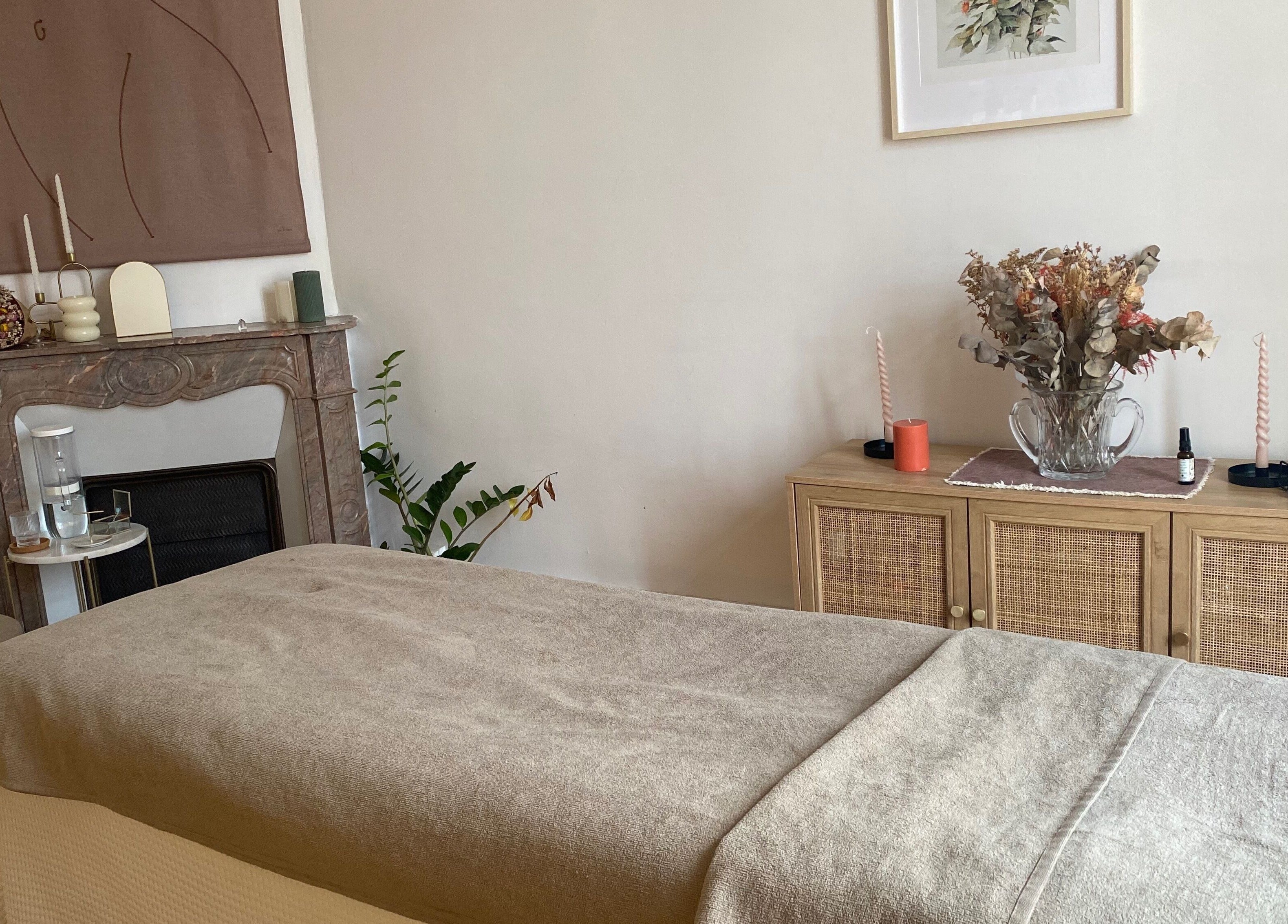 Salon serein chez Vague des Sens - Laura Osorio à Clermont-Ferrand, décor élégant pour le bien-être.