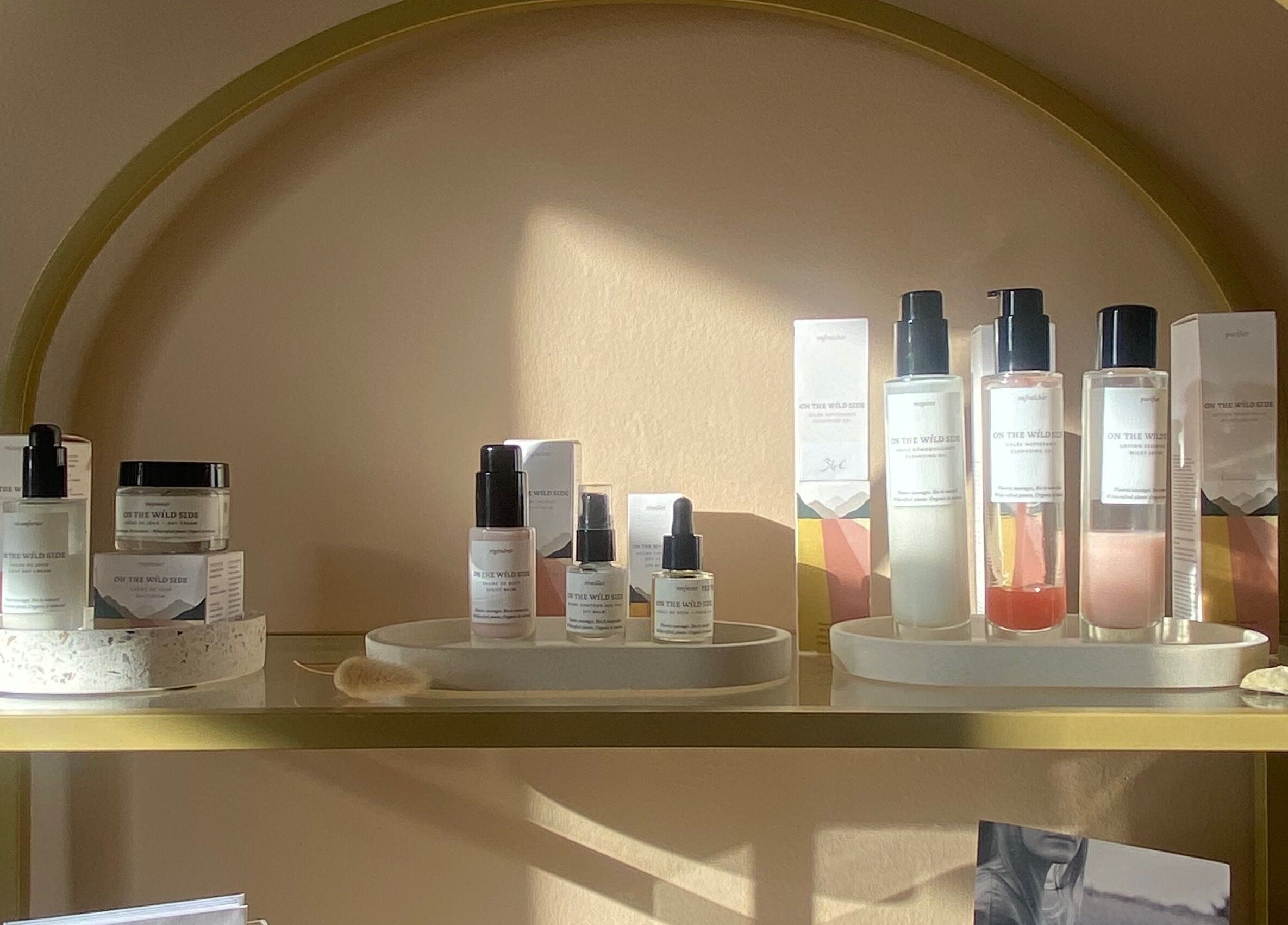 Produits de beauté sur étagère chez Vague des Sens - Laura Osorio à Clermont-ferrand, Auvergne-rhône-alpes, FR.