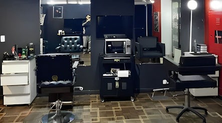 Interior moderno da Kurotake Barbershop, Paraná, Paraná, BR, com cadeiras e espelhos elegantes.