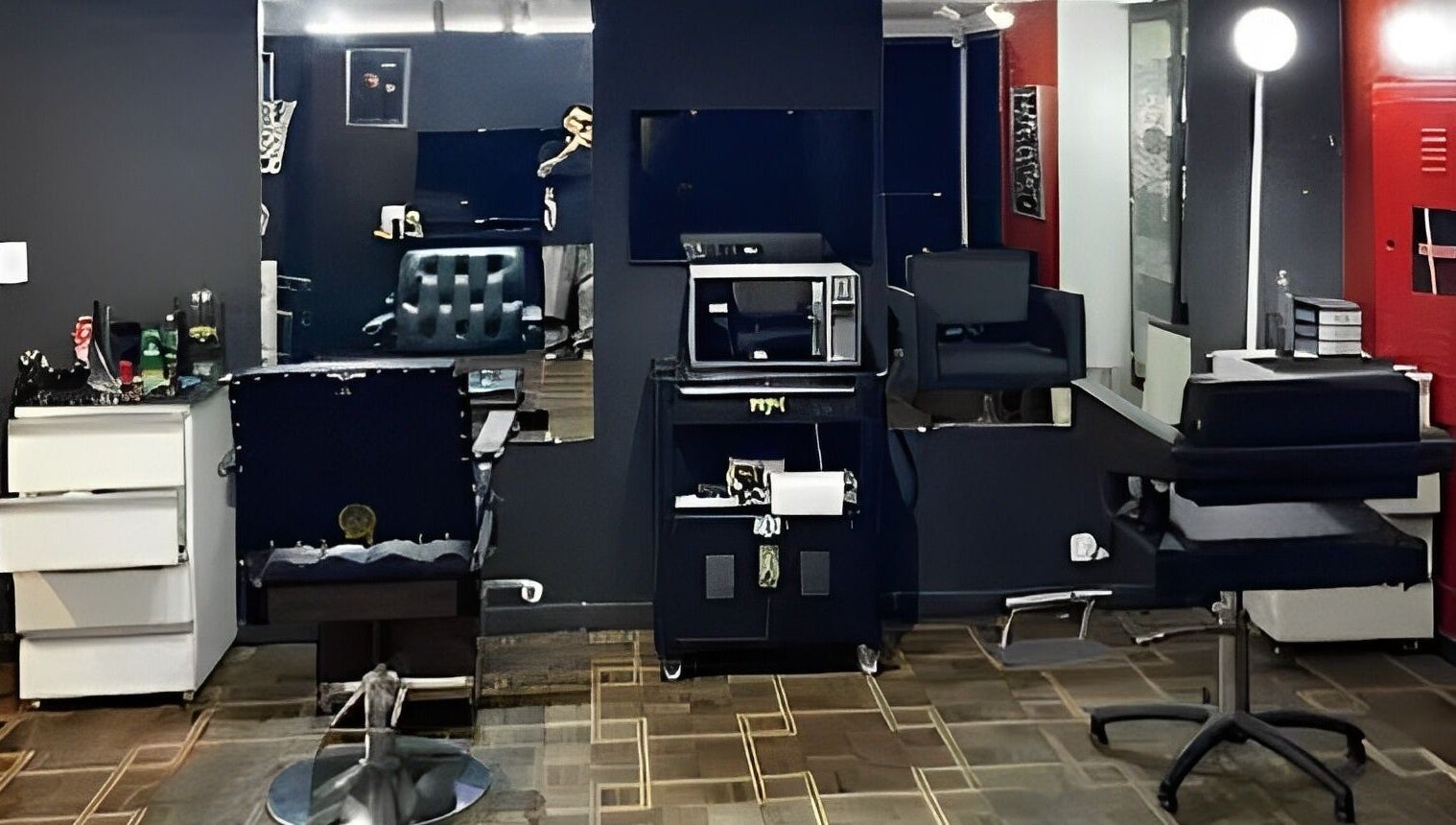 Interior moderno de Kurotake Barbershop em Paraná, Paraná, BR, com cadeira de barbearia e espelho.