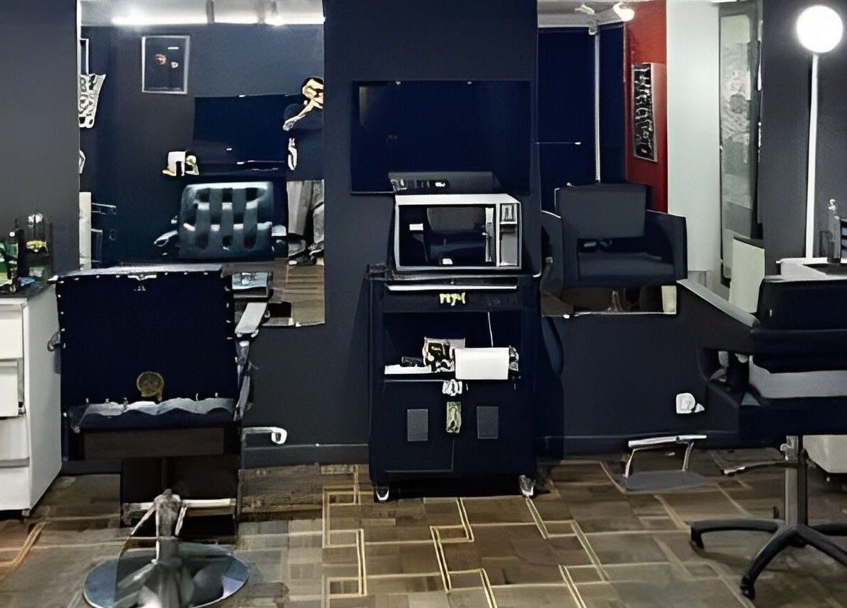 Interior moderno de Kurotake Barbershop em Paraná, Paraná, BR, com cadeira de barbearia e espelho.