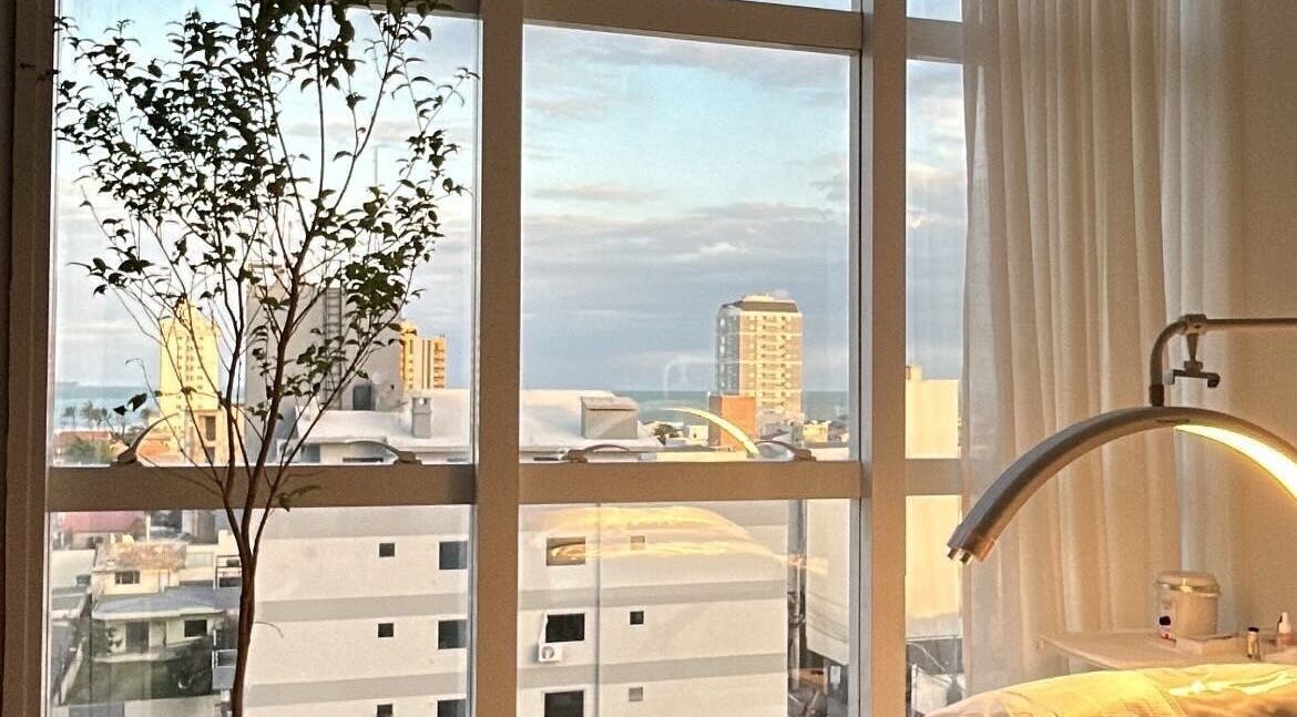 Vista urbana relaxante do Nayara Kogler, Santa Catarina, Santa Catarina, BR, com janela ampla.