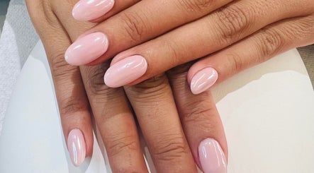 Linzy Nails And Spa image 3