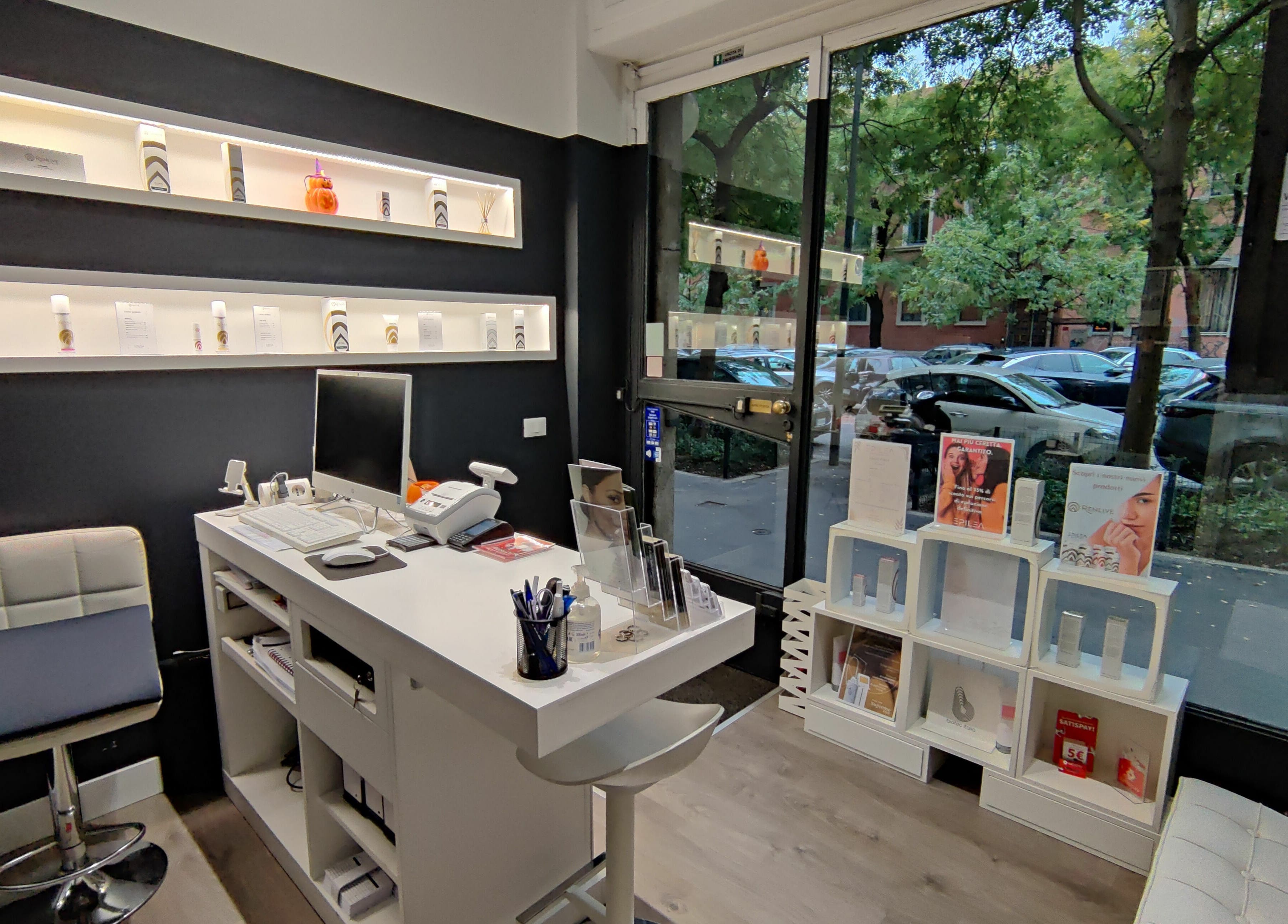 Reception moderna di Epilea Milano a Milano, Lombardia, IT con arredamento elegante e prodotti esposti.