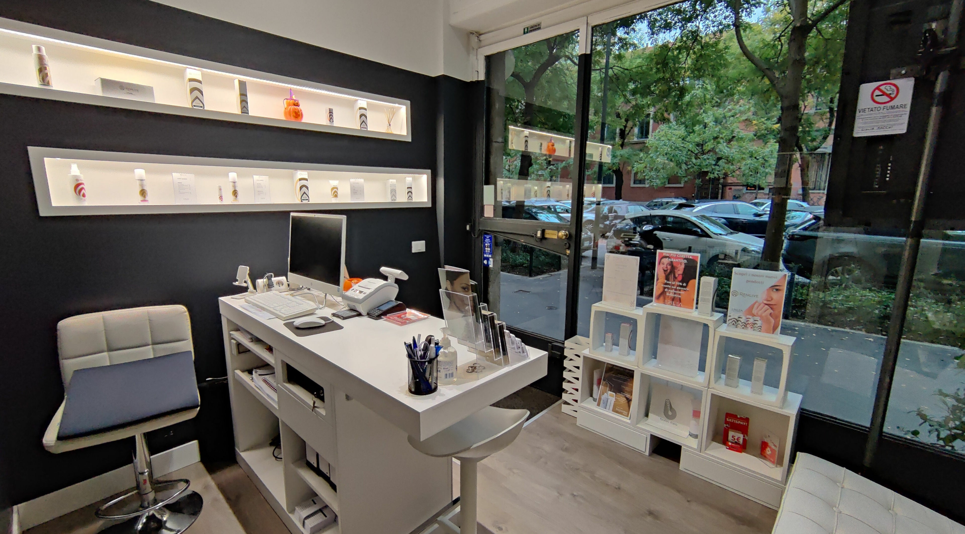 Reception moderna di Epilea Milano a Milano, Lombardia, IT con arredamento elegante e prodotti esposti.